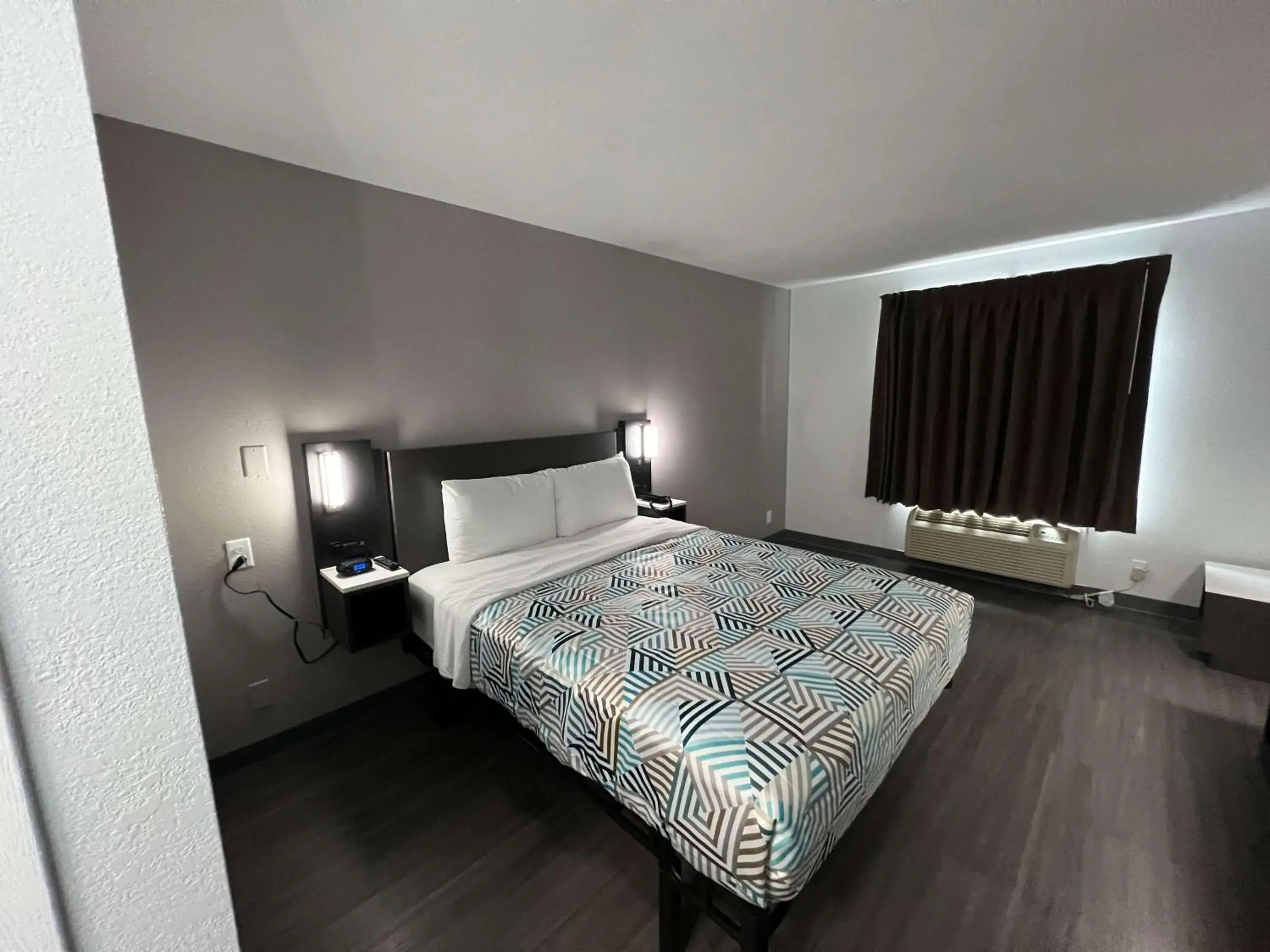 Queen Room - single occupancy - Disability Access - Non-Smoking in Motel 6-Altoona, IA - Des Moines East Queen Room - single occupancy - Disability Access - Non-Smoking in Motel 6-Altoona, IA - Des Moines East