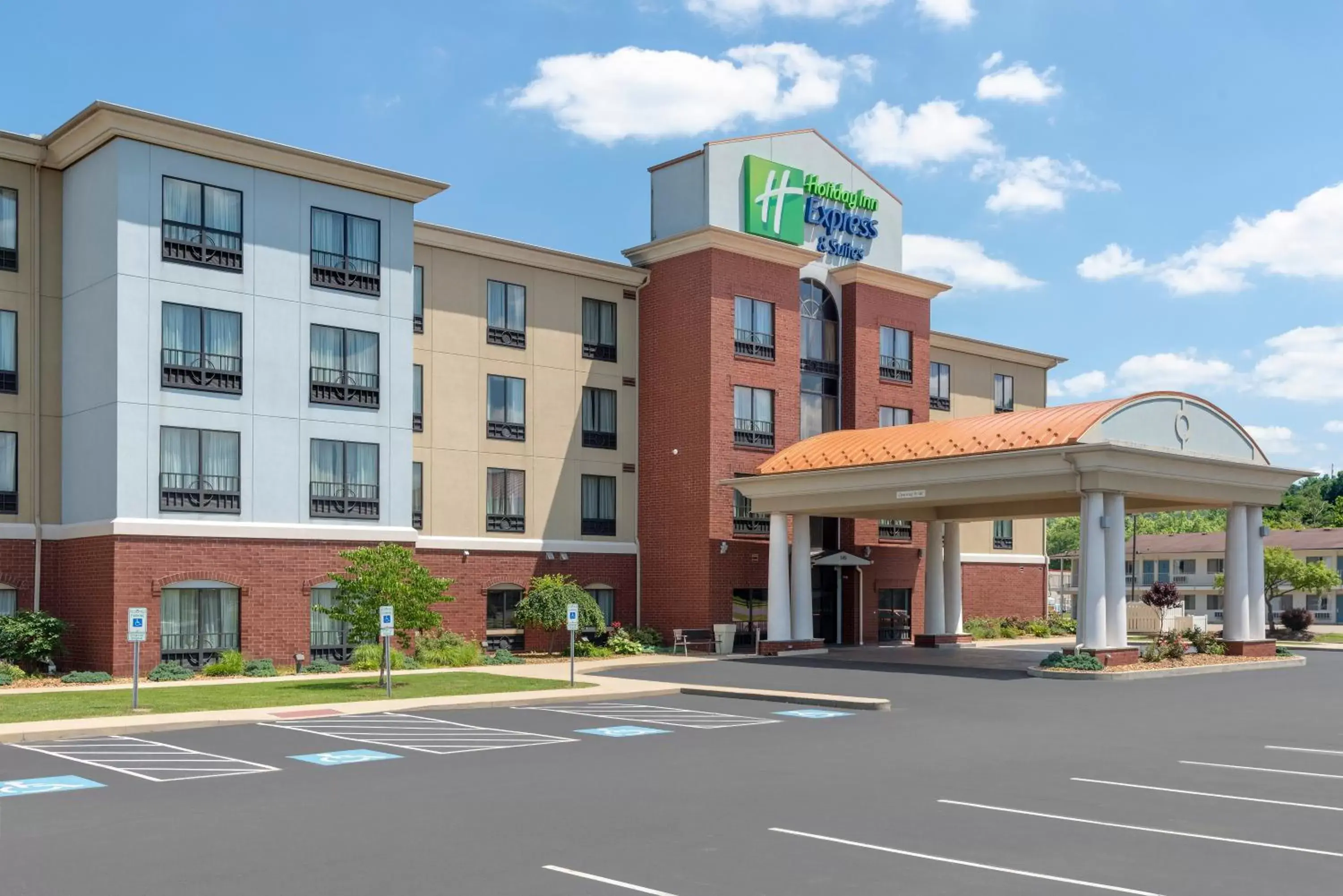 Property Building in Holiday Inn Express & Suites - New Philadelphia Southwest, an IHG Hotel Property Building in Holiday Inn Express & Suites - New Philadelphia Southwest, an IHG Hotel