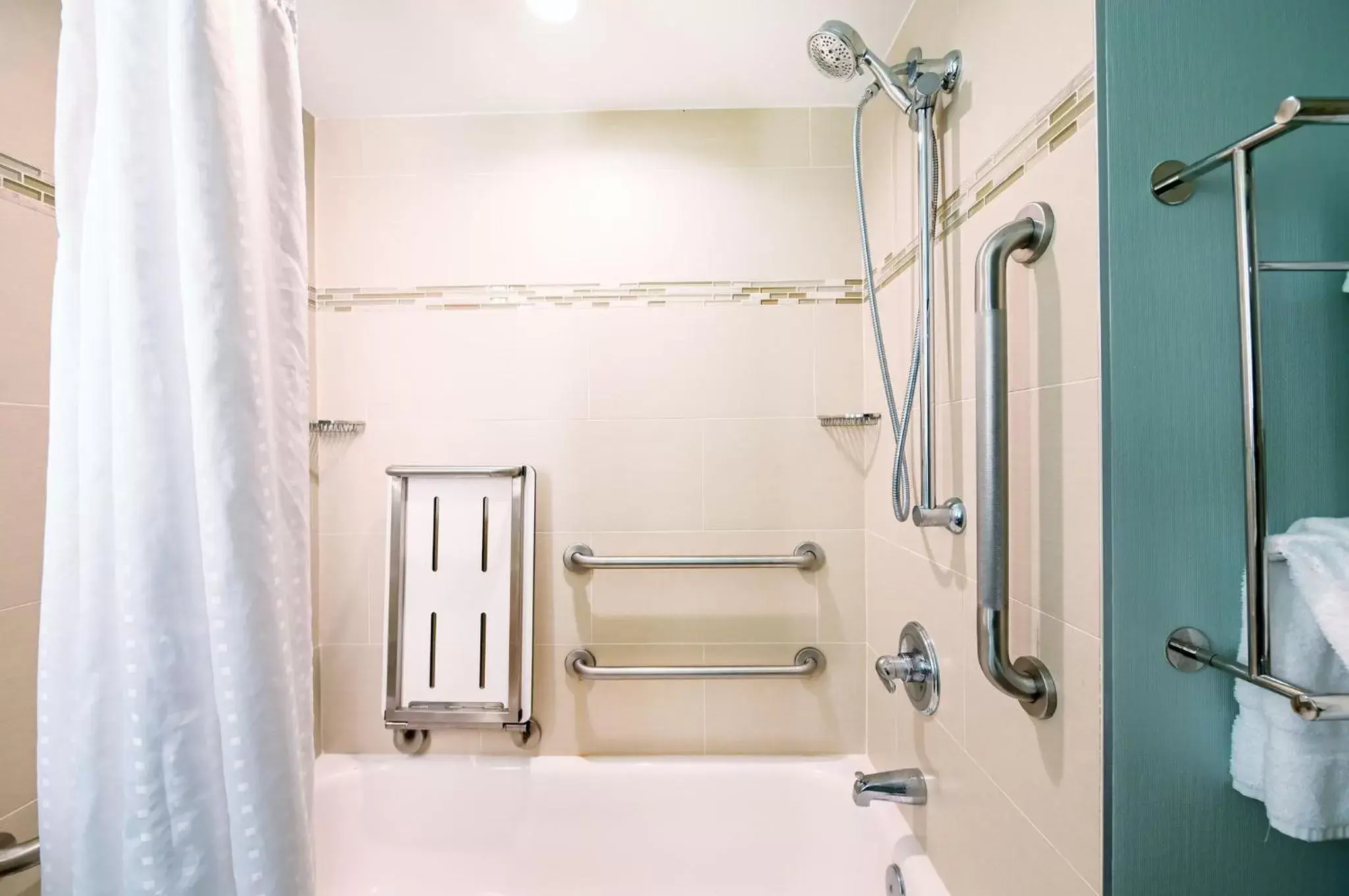 Stadard King Room with Two King Beds and Mobility Accessible Tub in Holiday Inn University Area Charlottesville, an IHG Hotel Stadard King Room with Two King Beds and Mobility Accessible Tub in Holiday Inn University Area Charlottesville, an IHG Hotel