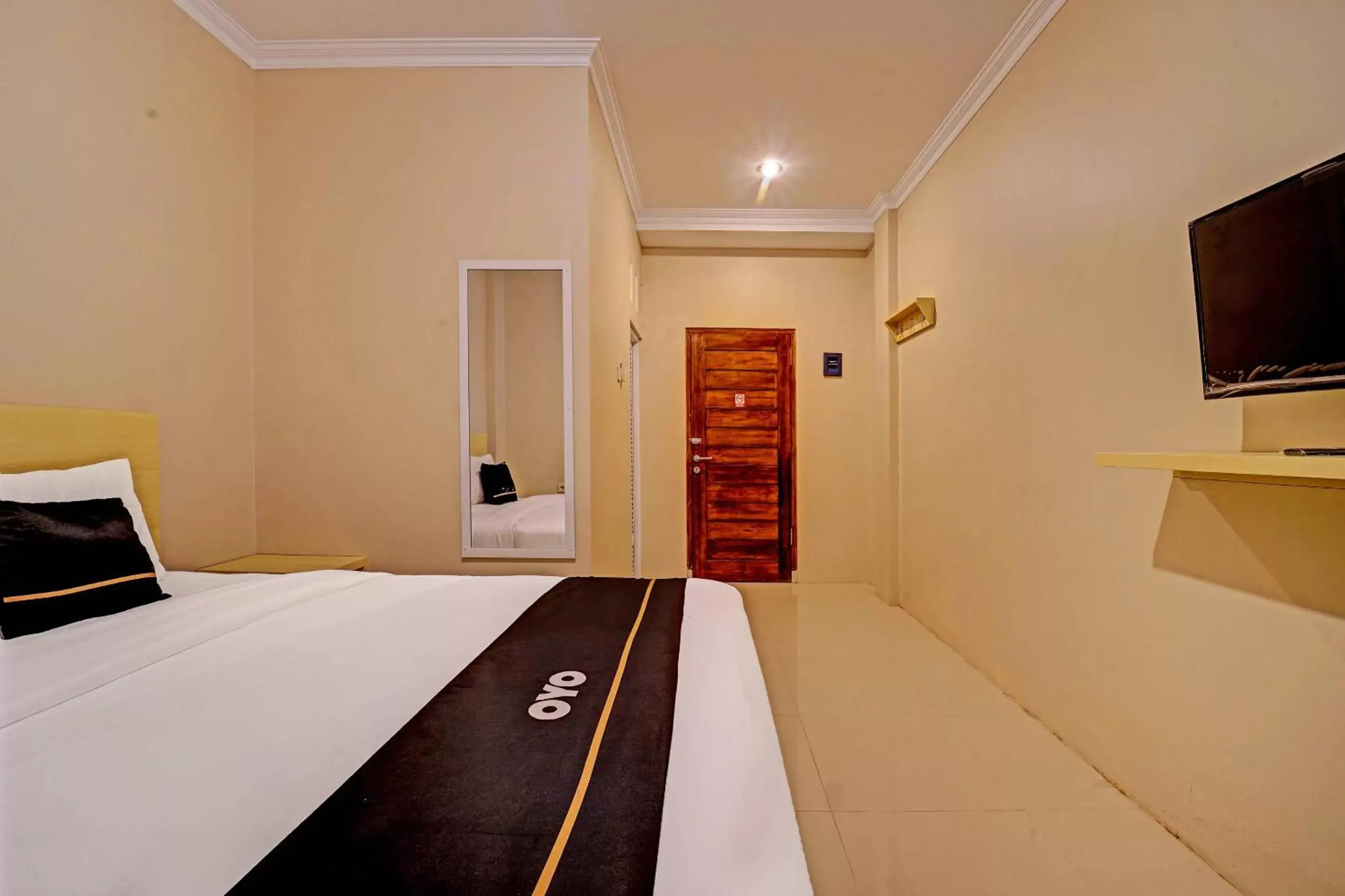 Deluxe Double Room in Hotel Andono near YIA Mitra RedDoorz Deluxe Double Room in Hotel Andono near YIA Mitra RedDoorz