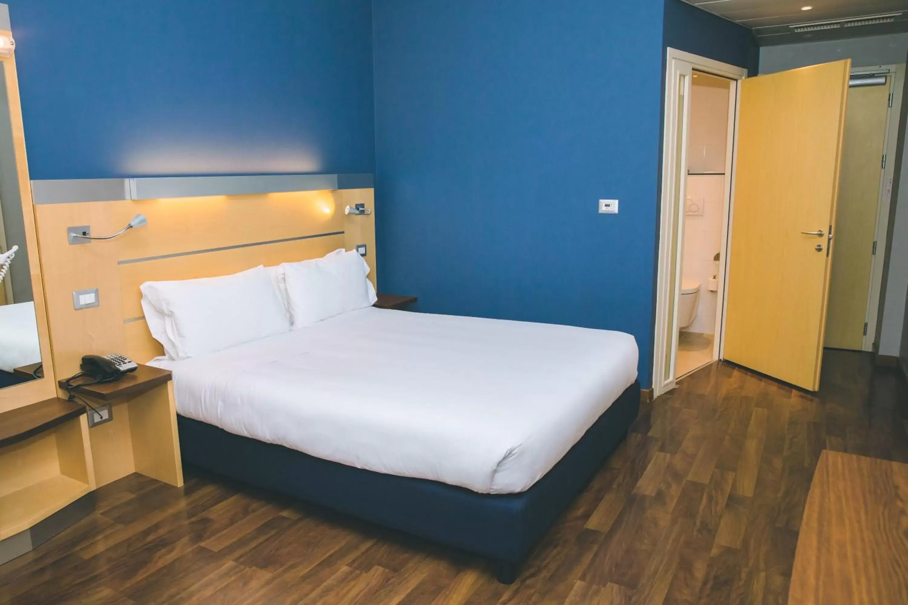 Double Room Mobility Access with Roll-In Shower - Non-Smoking in Holiday Inn Express Milan-Malpensa Airport, an IHG Hotel Double Room Mobility Access with Roll-In Shower - Non-Smoking in Holiday Inn Express Milan-Malpensa Airport, an IHG Hotel