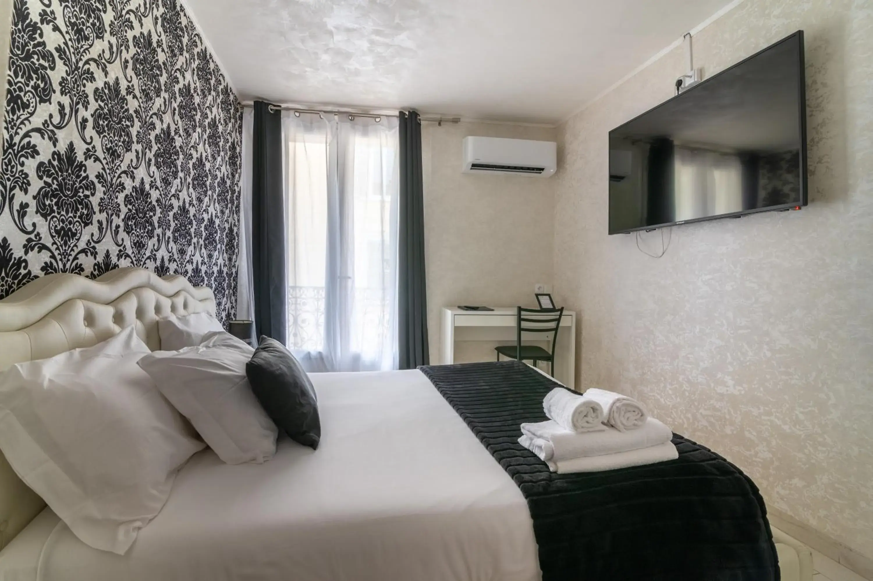 Deluxe Double Room with Balcony in Hotel des Congrès et Festivals Deluxe Double Room with Balcony in Hotel des Congrès et Festivals