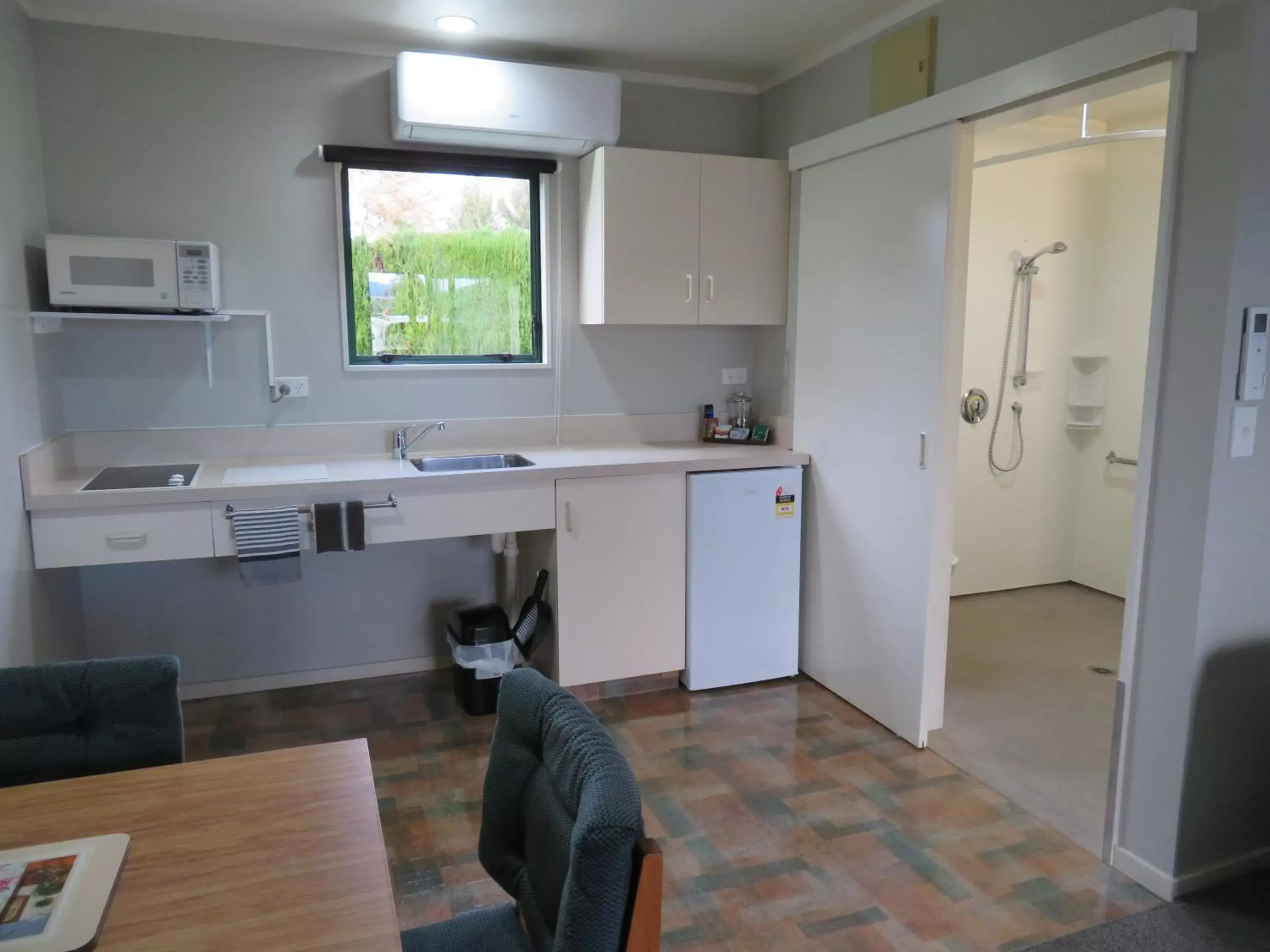 Twin Room in Commodore Court Motel Twin Room in Commodore Court Motel