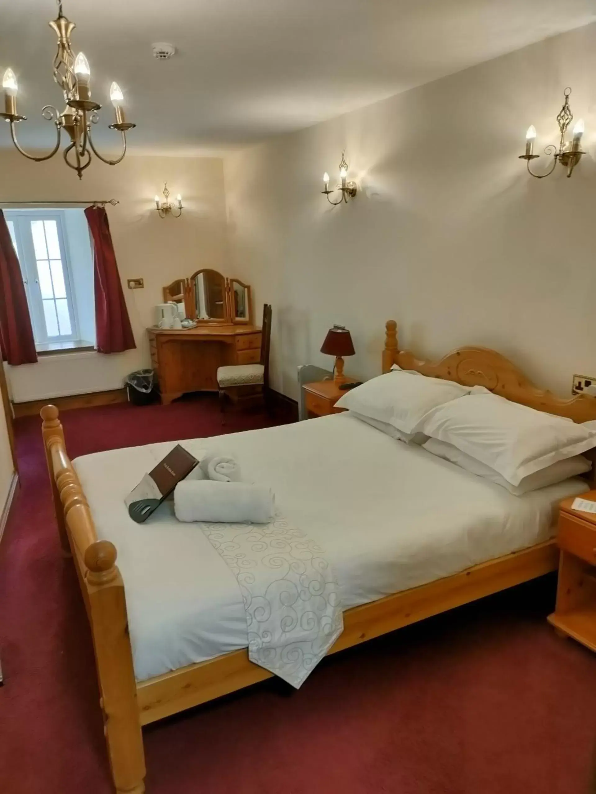 Budget Double Room in Great Trethew Hotel - Self Catering Lodges - Bar & Restaurant Budget Double Room in Great Trethew Hotel - Self Catering Lodges - Bar & Restaurant
