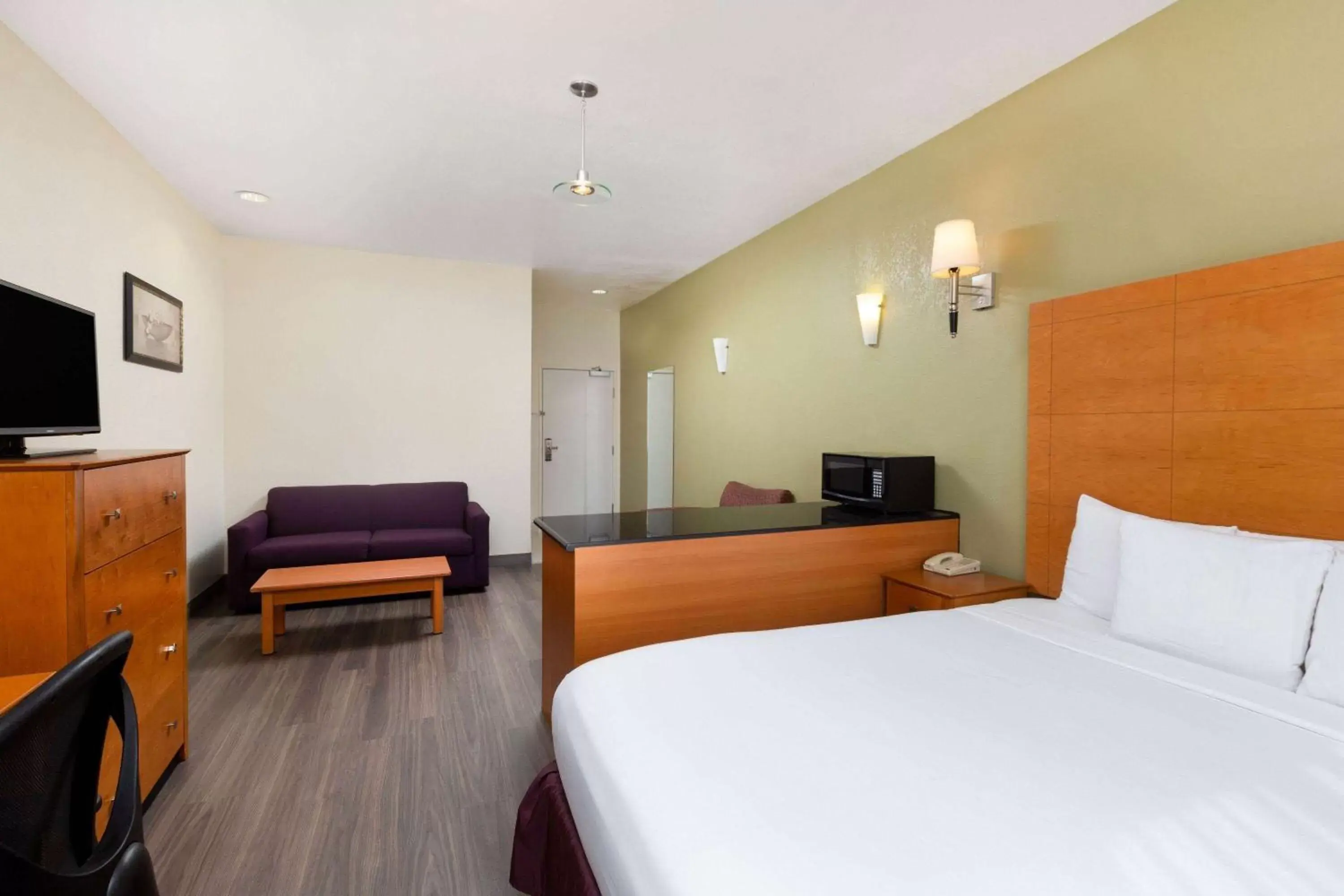 Deluxe Family Room with Mobility/Hearing Impaired Access - Non-Smoking in La Quinta Inn & Suites by Wyndham Tulare Deluxe Family Room with Mobility/Hearing Impaired Access - Non-Smoking in La Quinta Inn & Suites by Wyndham Tulare