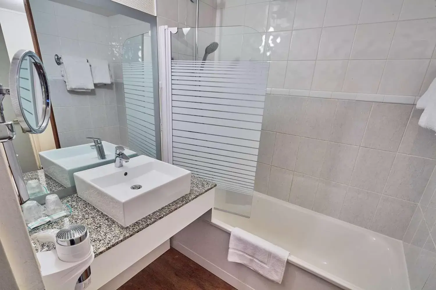 Twin Room in Kyriad Prestige Beaune le Panorama Twin Room in Kyriad Prestige Beaune le Panorama