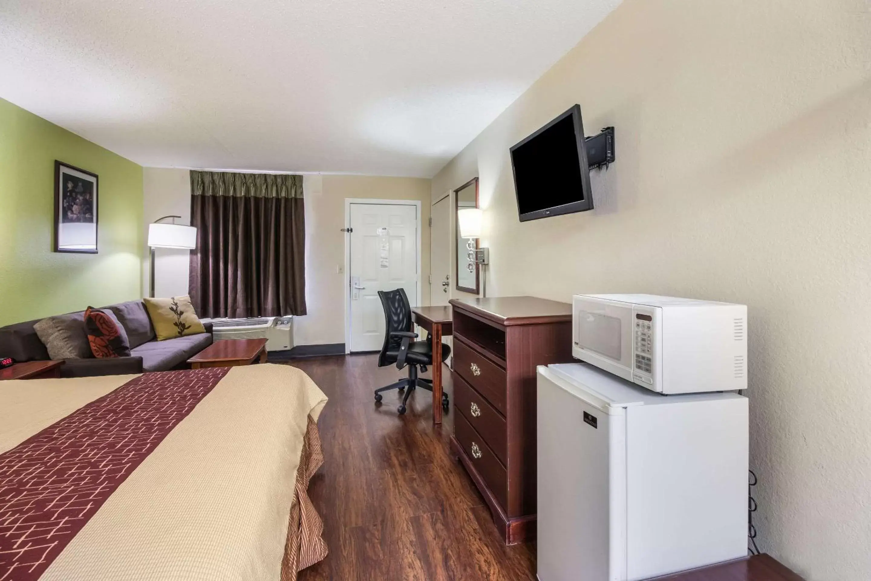 Standard King Room - Non-Smoking in Rodeway Inn Bolivar Standard King Room - Non-Smoking in Rodeway Inn Bolivar