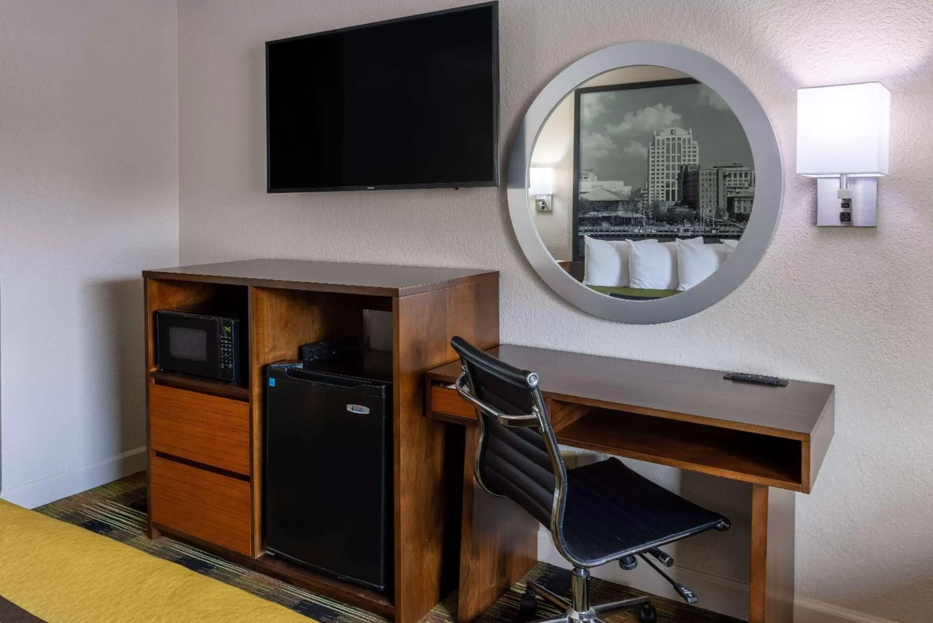 King Room - Non-Smoking in Super 8 by Wyndham Williamsburg/Historic Area King Room - Non-Smoking in Super 8 by Wyndham Williamsburg/Historic Area