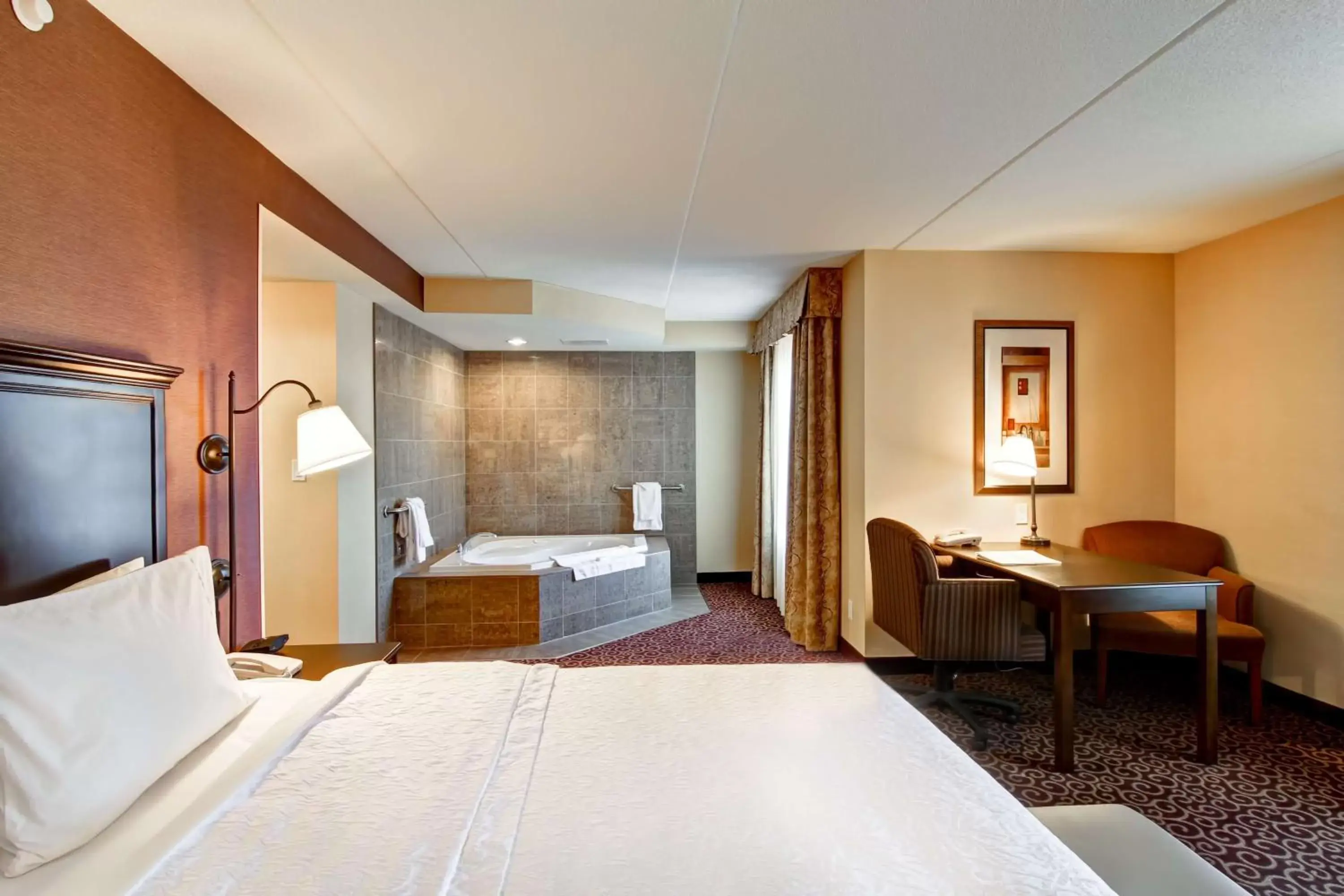 Deluxe King Room with Whirpool - Non-Smoking in Hampton Inn Sudbury, Ontario Deluxe King Room with Whirpool - Non-Smoking in Hampton Inn Sudbury, Ontario