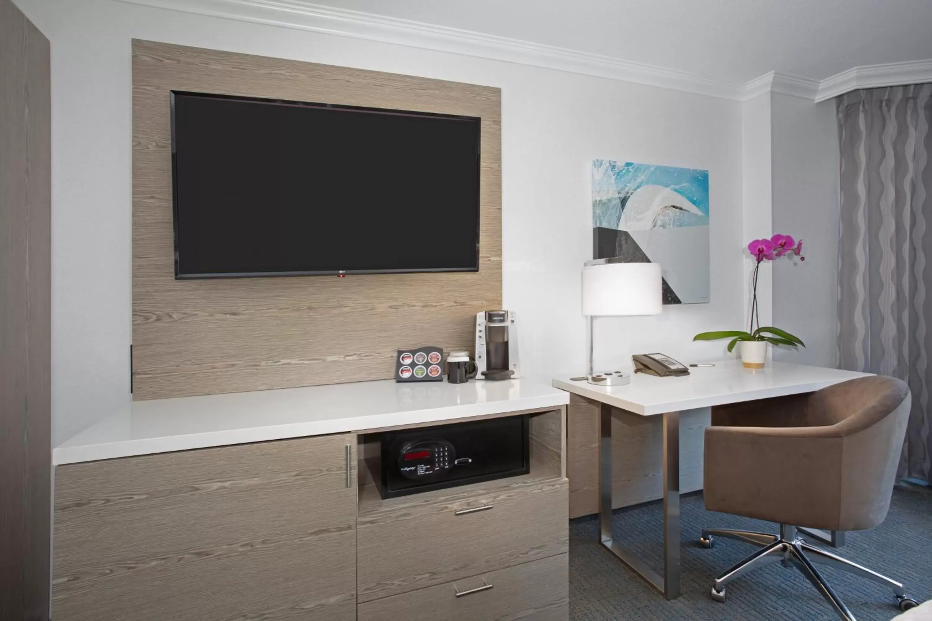 Standard King Room with Sofa Bed in Crowne Plaza Costa Mesa Orange County by IHG Standard King Room with Sofa Bed in Crowne Plaza Costa Mesa Orange County by IHG