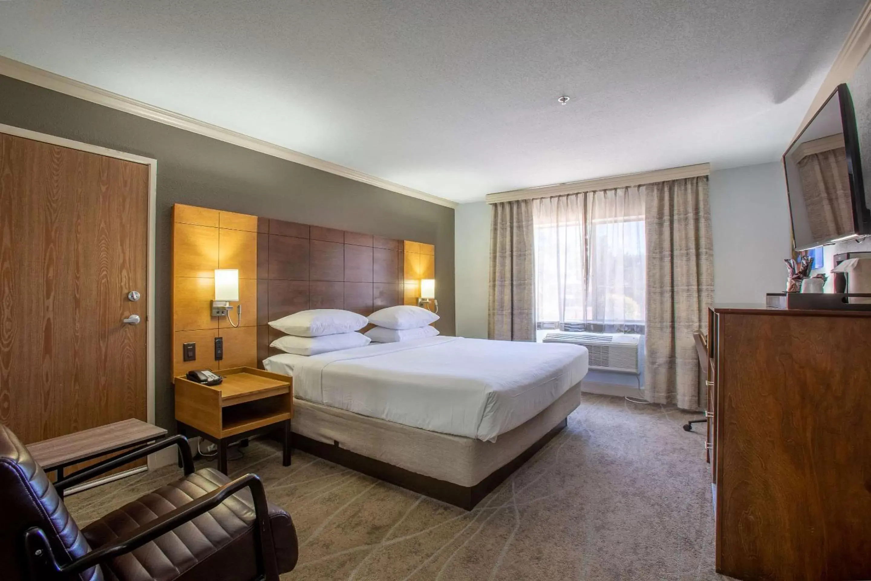 Petite King Room - Non-Smoking/2nd Floor in Arroyo Pinion Hotel, an Ascend Collection Hotel Petite King Room - Non-Smoking/2nd Floor in Arroyo Pinion Hotel, an Ascend Collection Hotel