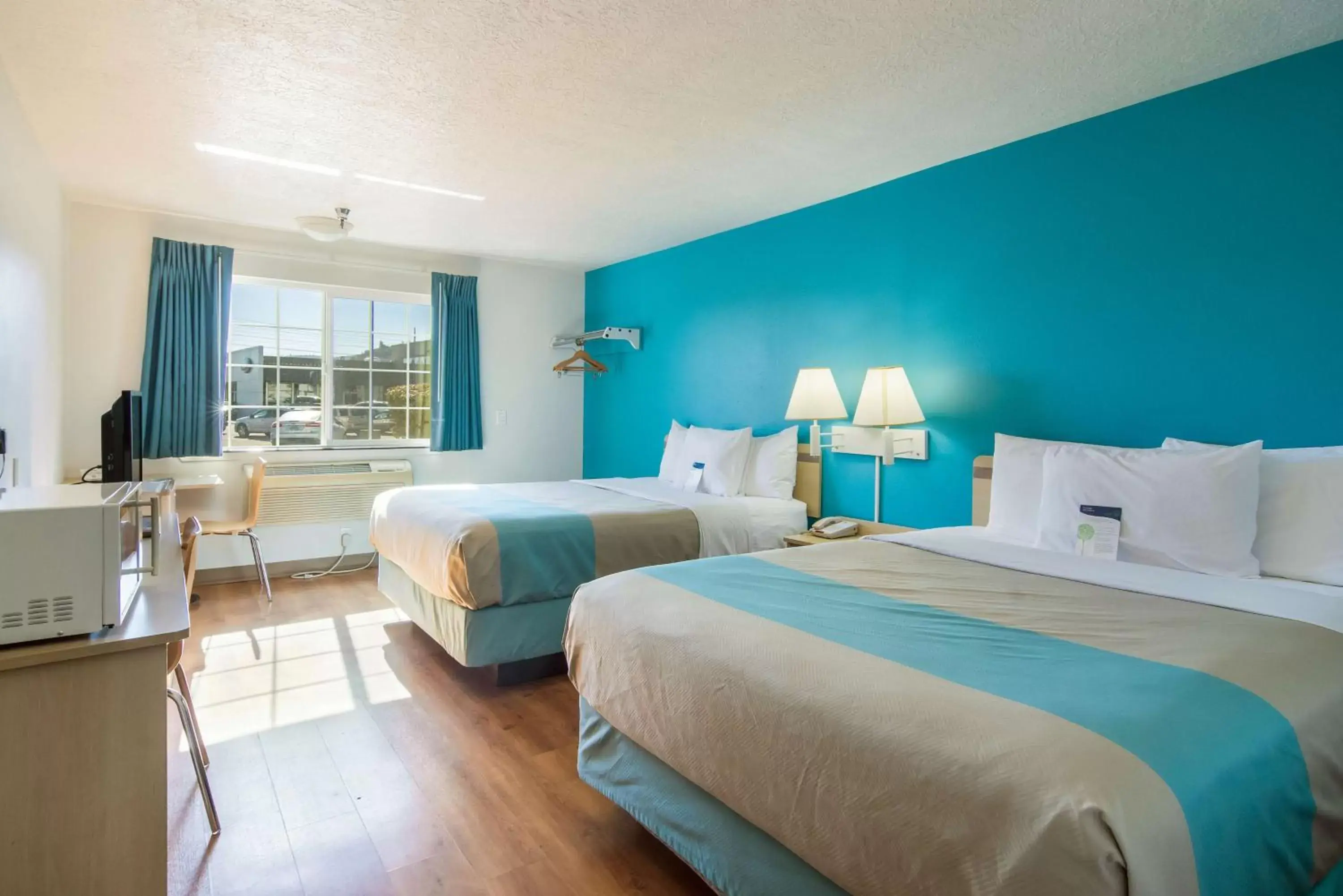 Quadruple Room - single occupancy - Disability Access - Non-Smoking in Motel 6-The Dalles, OR Quadruple Room - single occupancy - Disability Access - Non-Smoking in Motel 6-The Dalles, OR