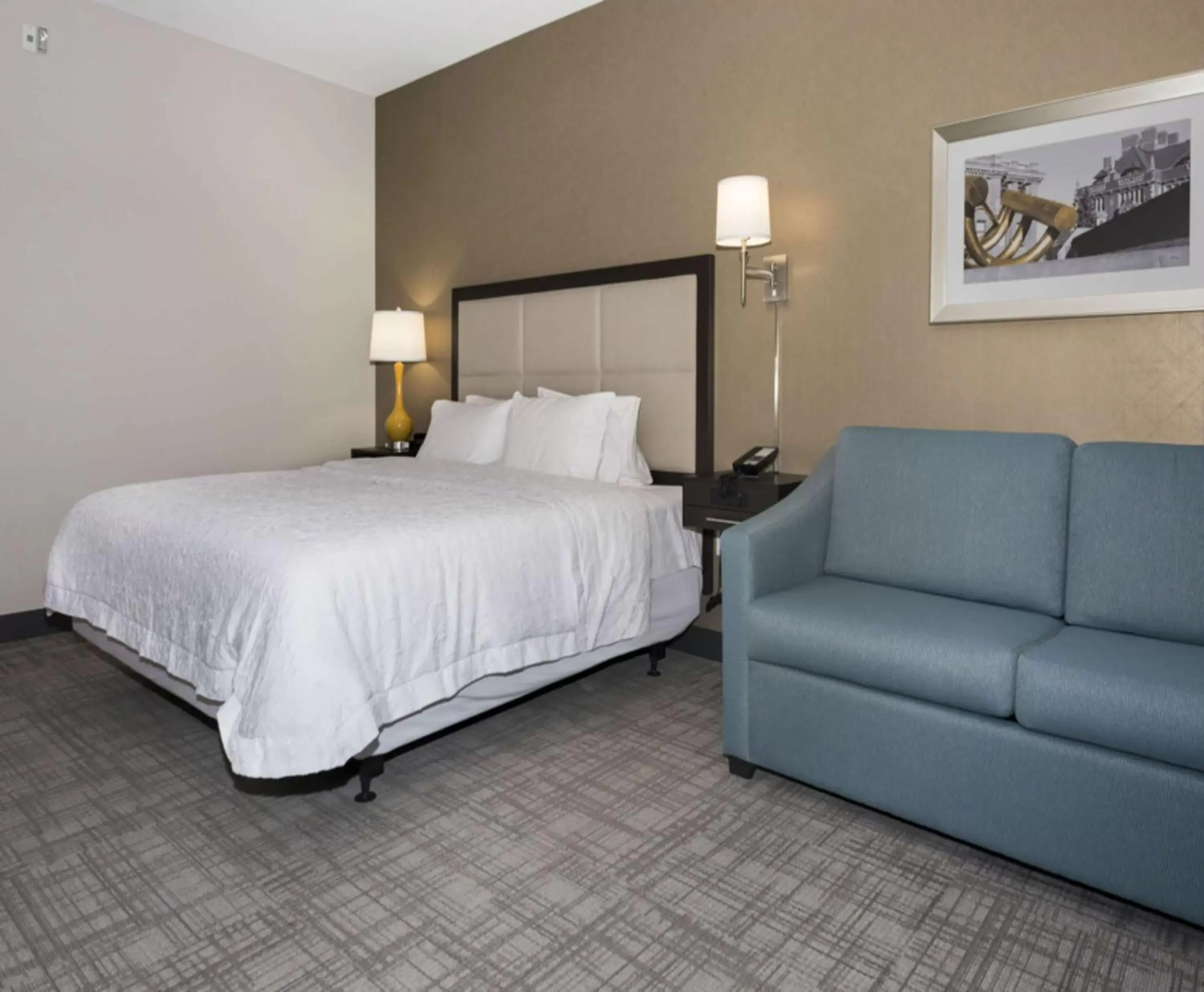 King Room with Sofa Bed - Hearing Accessible/Non-Smoking in Hampton Inn and Suites Minneapolis University Area, MN King Room with Sofa Bed - Hearing Accessible/Non-Smoking in Hampton Inn and Suites Minneapolis University Area, MN