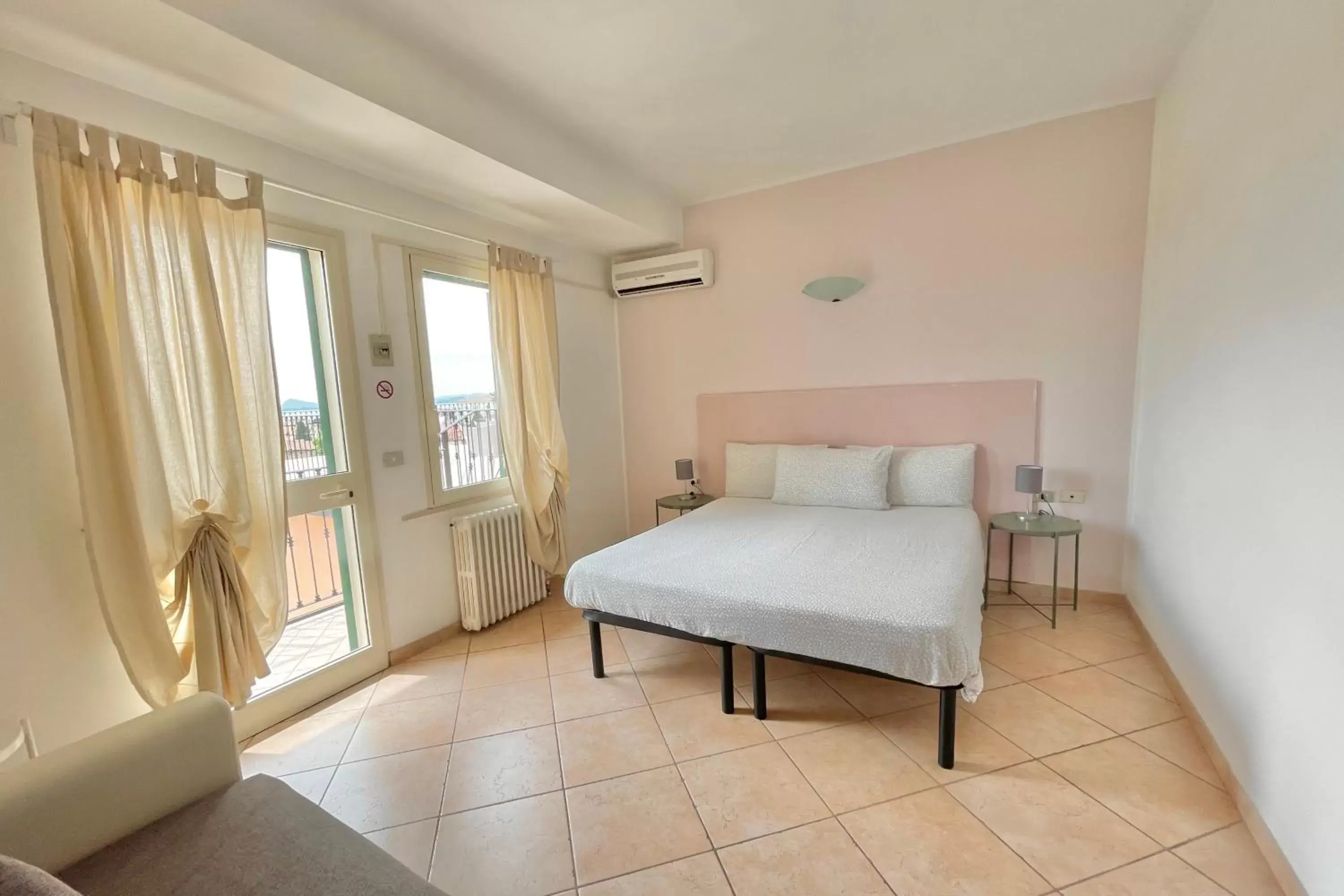 Deluxe Double or Twin Room with Lake View in Albergo Vittoria Deluxe Double or Twin Room with Lake View in Albergo Vittoria