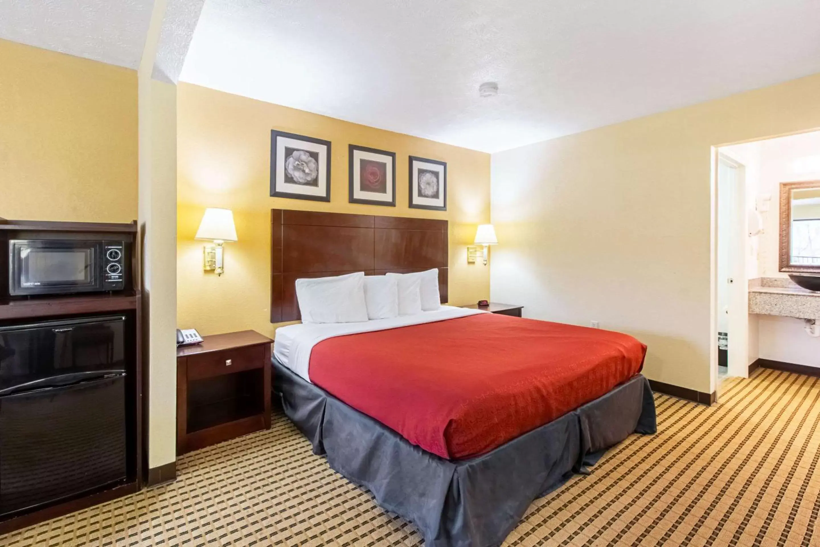 King Room - Non-Smoking in Quality Inn & Suites Dickson King Room - Non-Smoking in Quality Inn & Suites Dickson