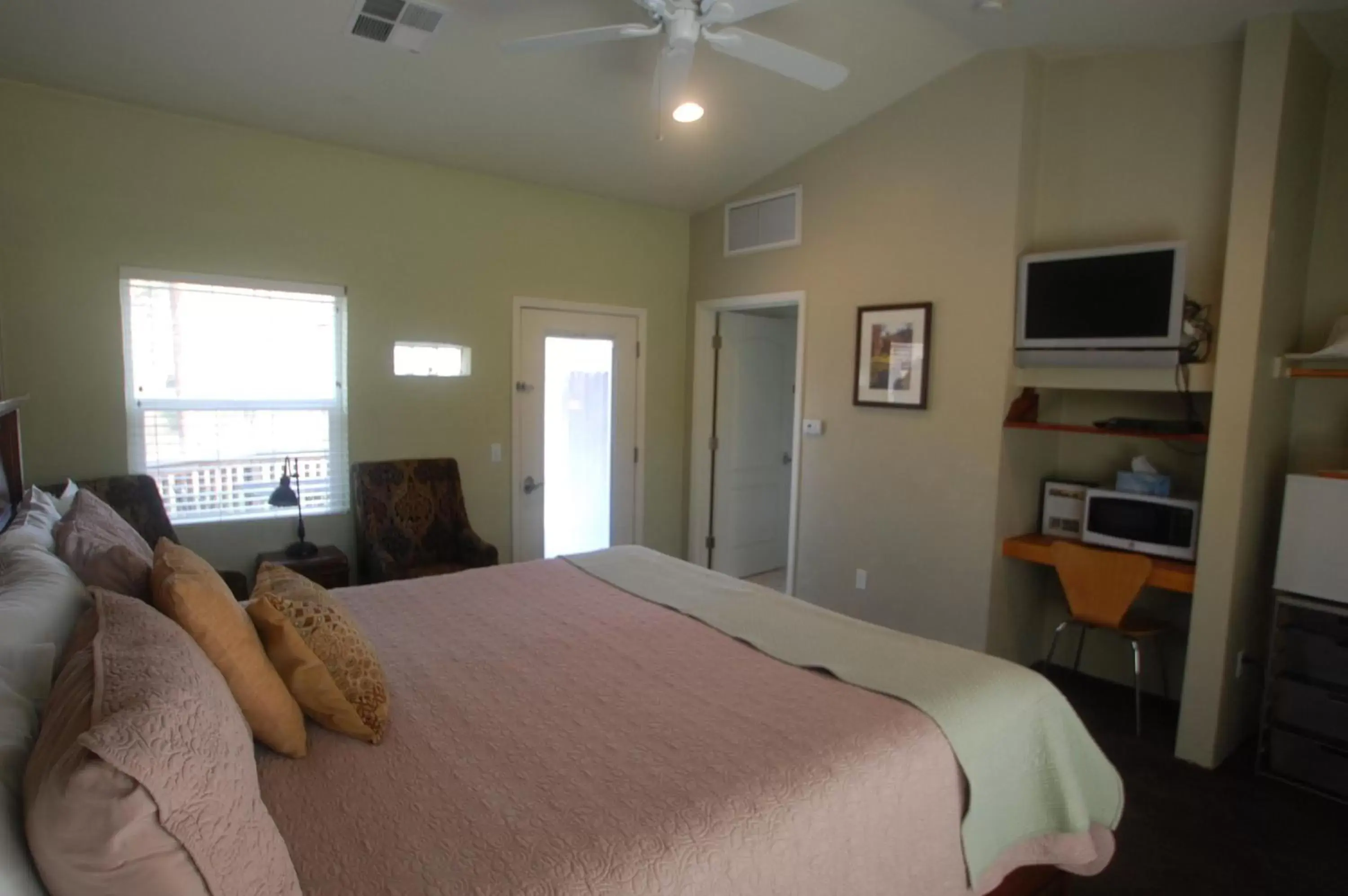 King Room in Queen's Inn By The River King Room in Queen's Inn By The River