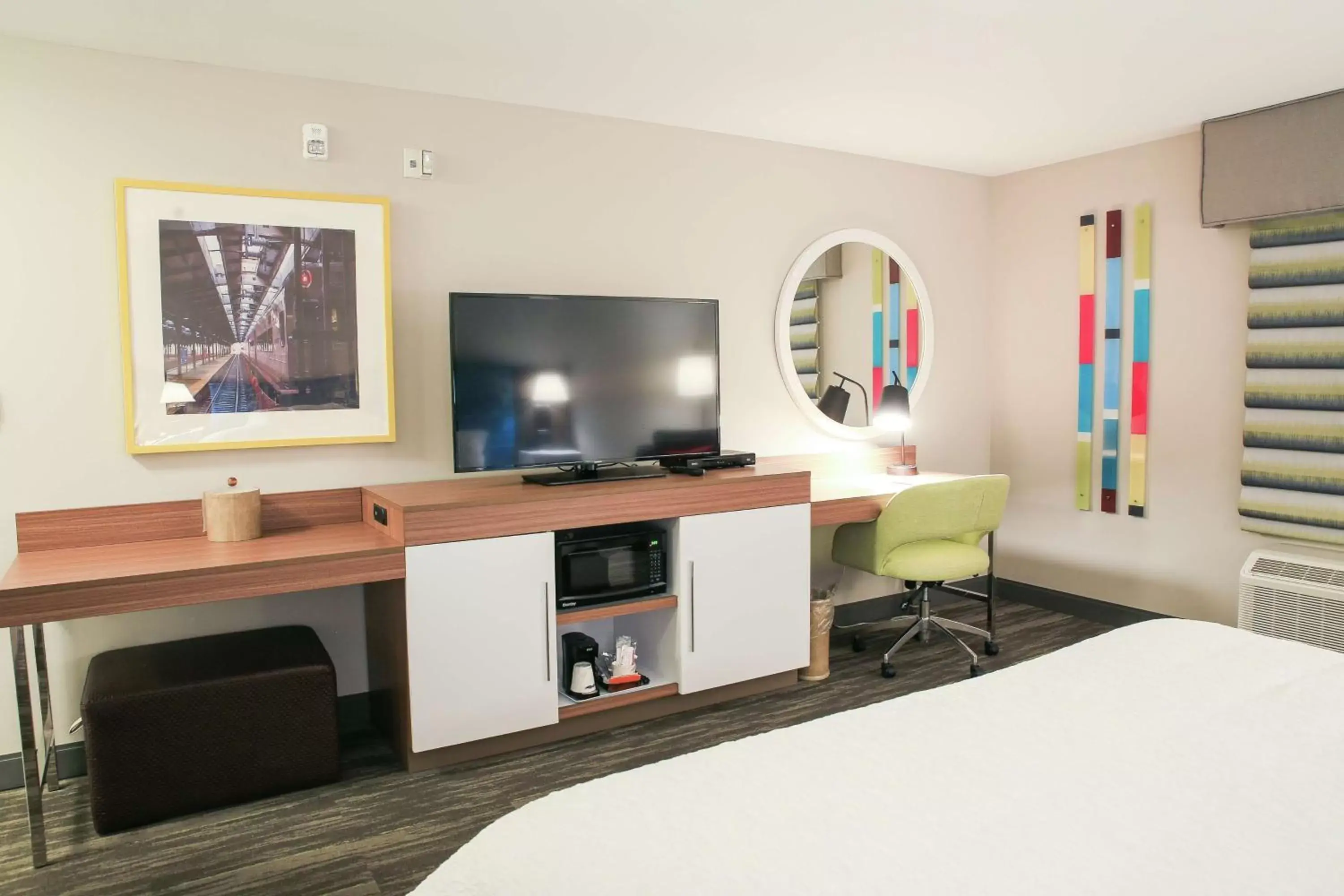 King Room with Accessible Tub - Mobility and Hearing Access/Non-Smoking in Hampton Inn & Suites Mount Laurel/Moorestown King Room with Accessible Tub - Mobility and Hearing Access/Non-Smoking in Hampton Inn & Suites Mount Laurel/Moorestown