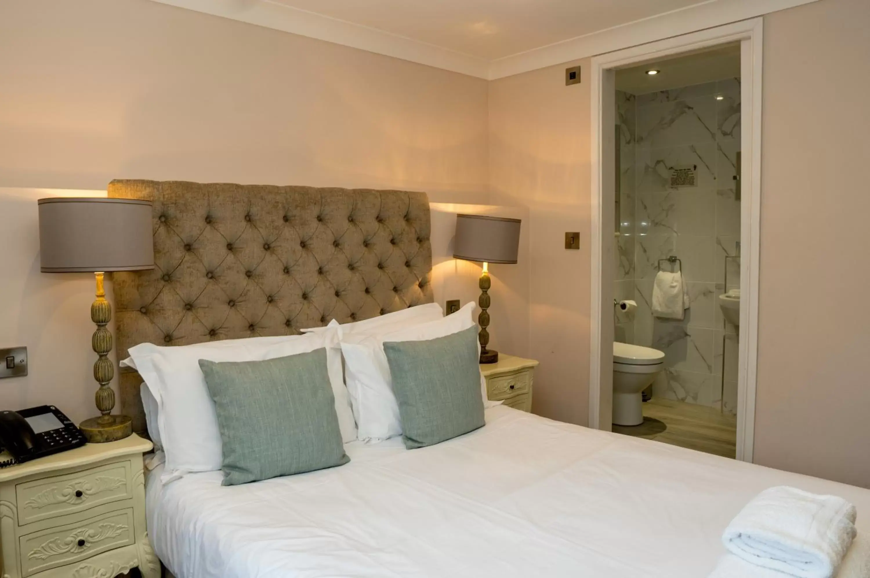 Standard Double Room in The Royal Oak, Kelsall Standard Double Room in The Royal Oak, Kelsall