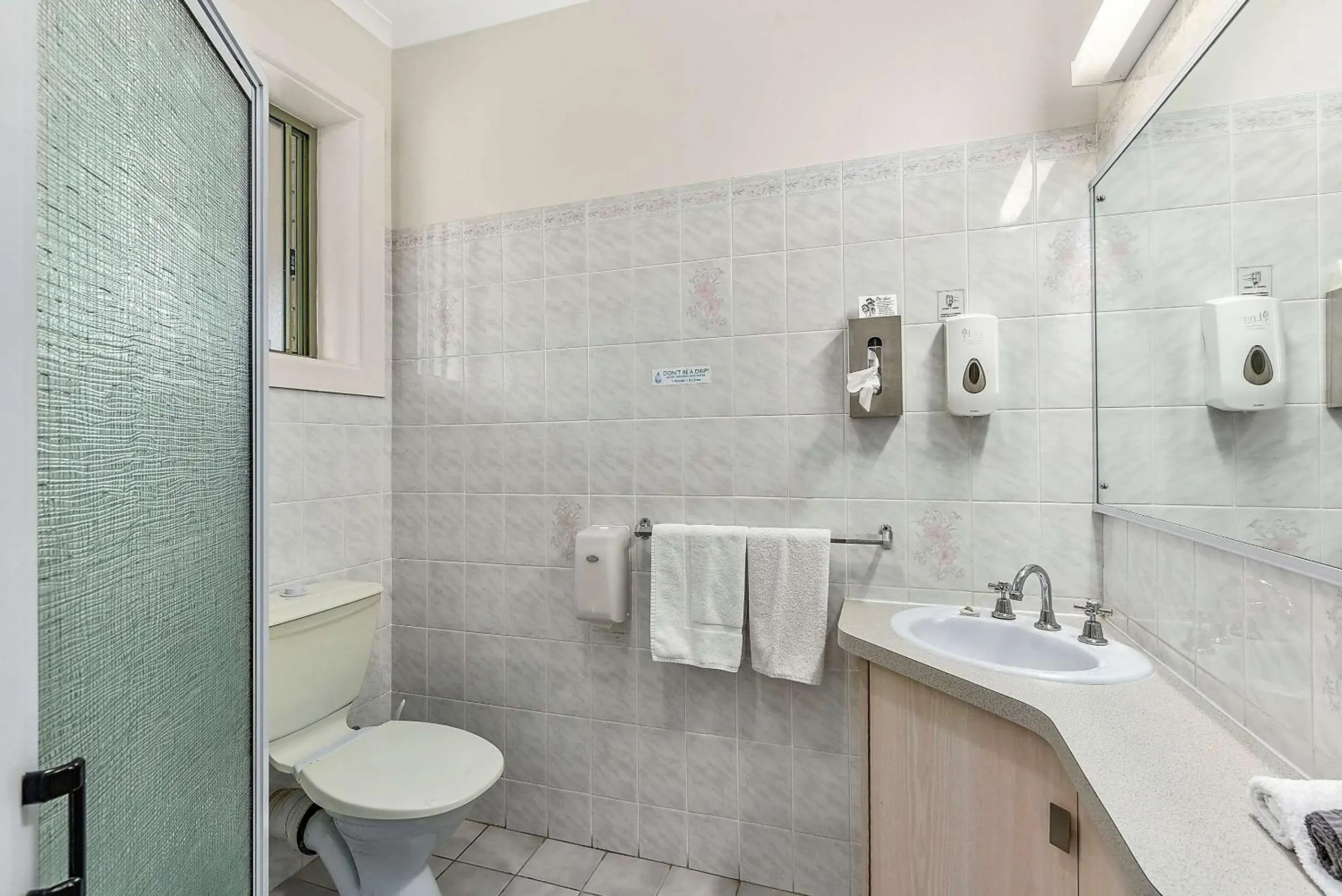 Large Standard Room in Comfort Inn The Lakes Large Standard Room in Comfort Inn The Lakes