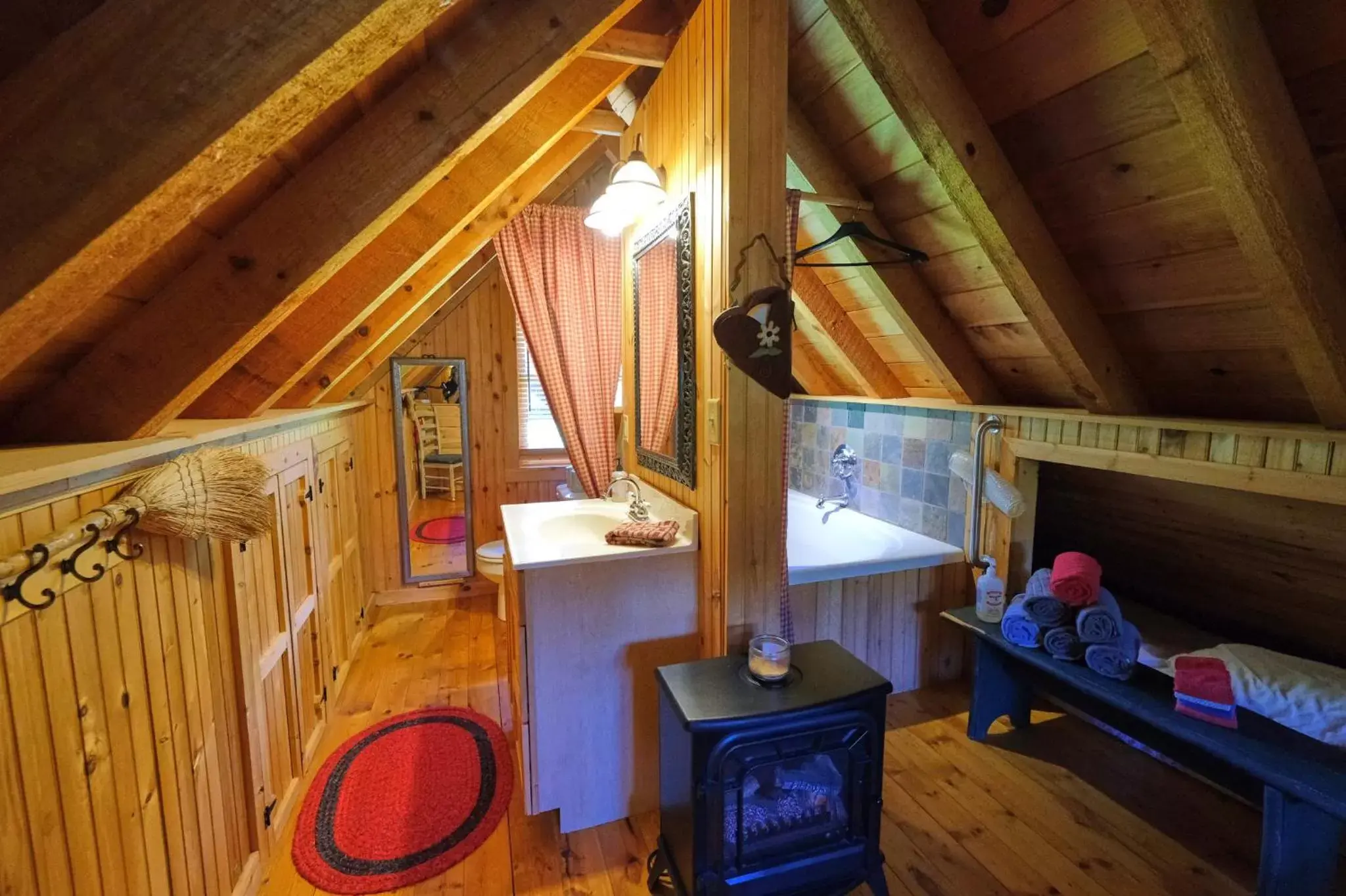 Two-Bedroom Chalet in Creekwalk Inn Bed and Breakfast with Cabins Two-Bedroom Chalet in Creekwalk Inn Bed and Breakfast with Cabins