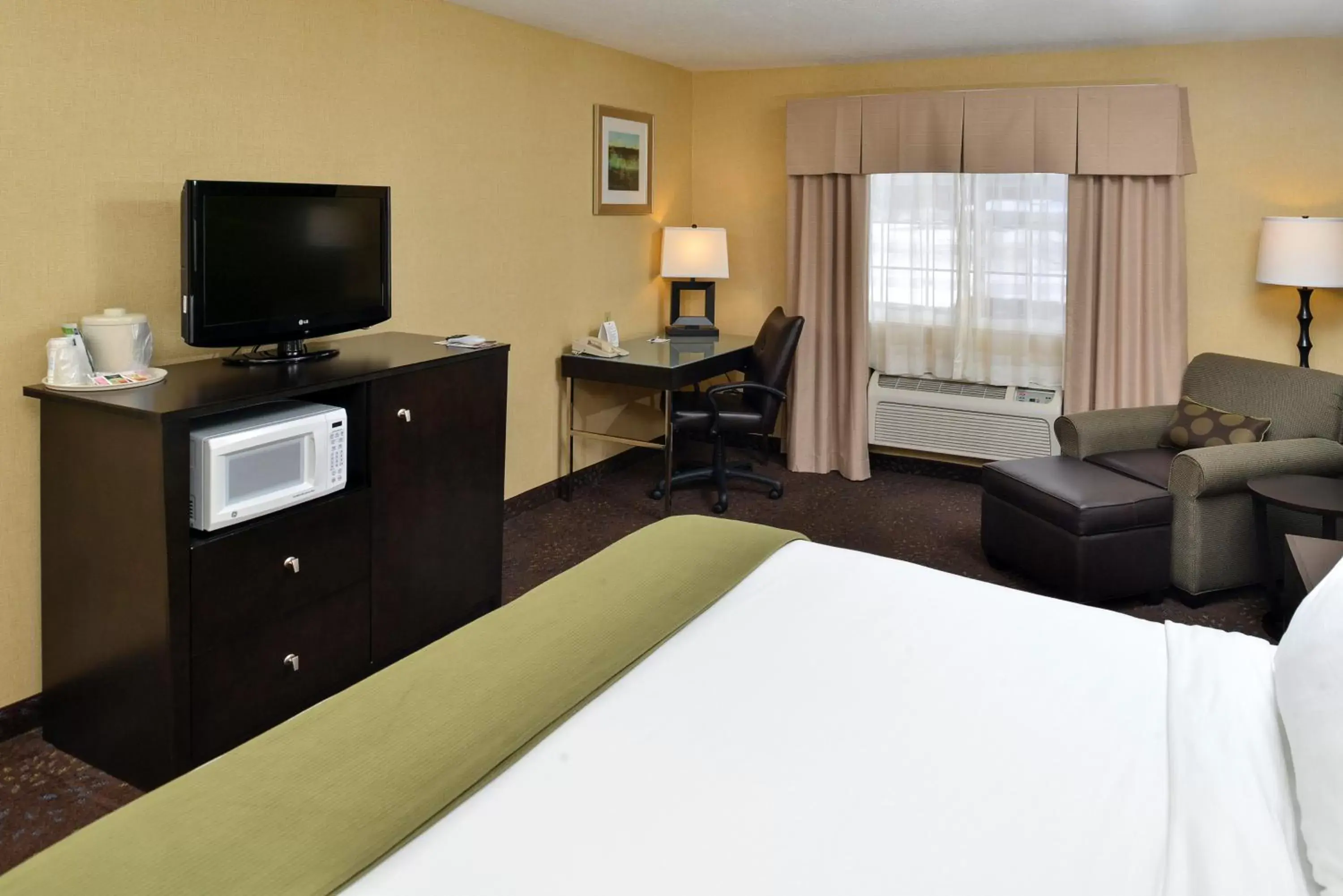 King Room - Hearing Accessible in Holiday Inn Express Hotel & Suites Charlotte by IHG King Room - Hearing Accessible in Holiday Inn Express Hotel & Suites Charlotte by IHG