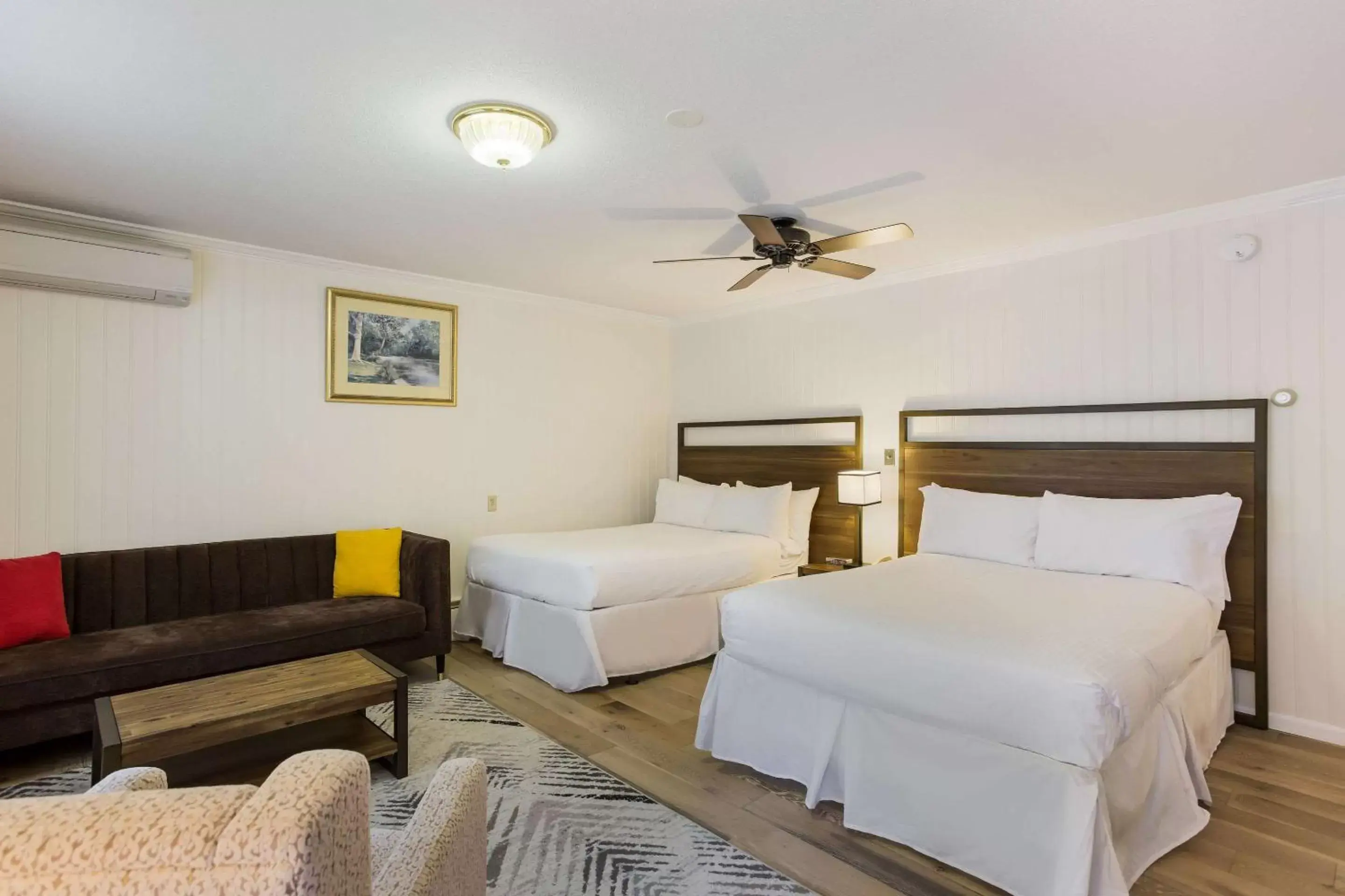 Standard Queen Room in The Palmer House Resort, Ascend Hotel Collection Standard Queen Room in The Palmer House Resort, Ascend Hotel Collection