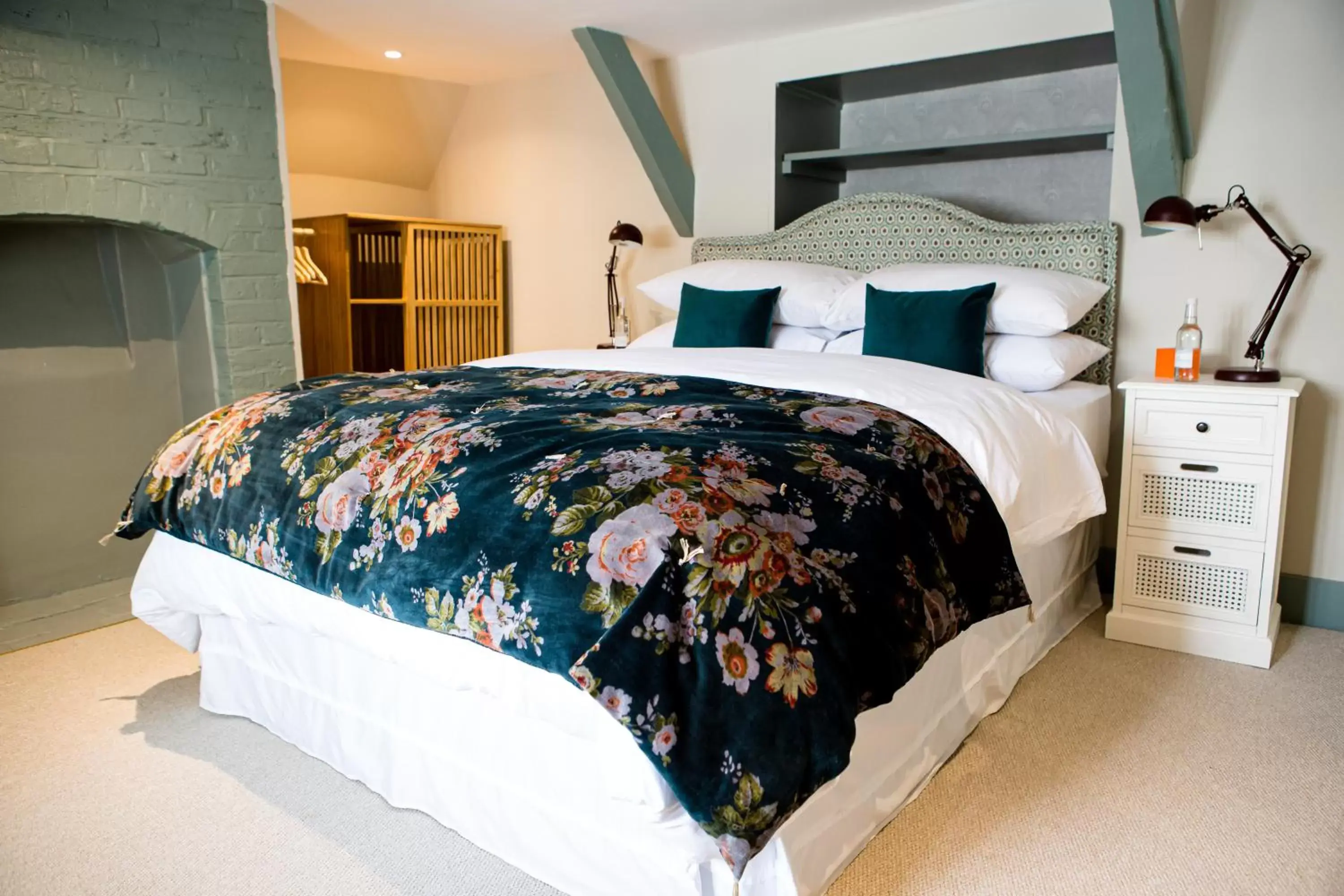 Deluxe Double Room with Bath in Moore House Deluxe Double Room with Bath in Moore House