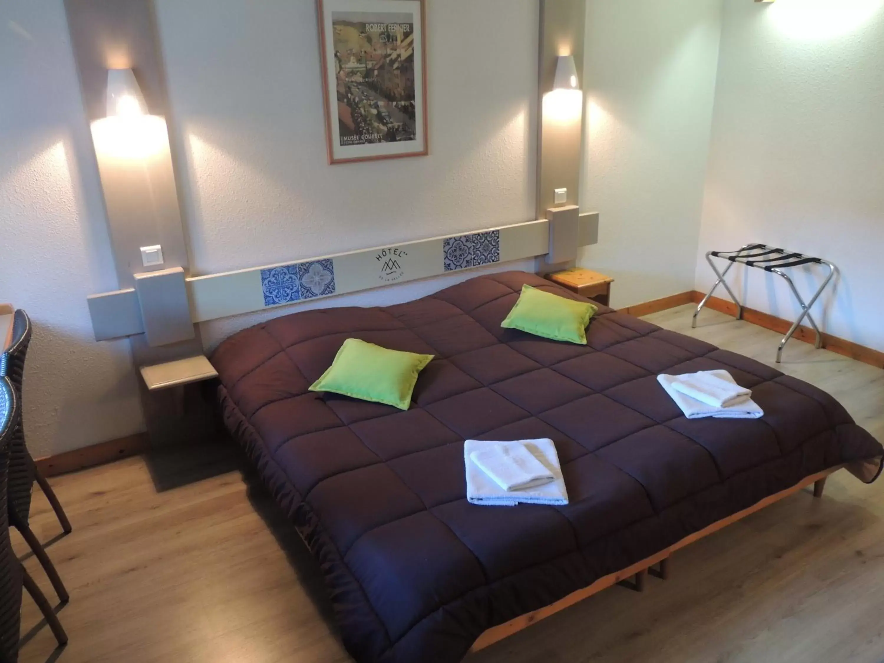 Standard Triple Room in Hôtel de La Vallée Standard Triple Room in Hôtel de La Vallée