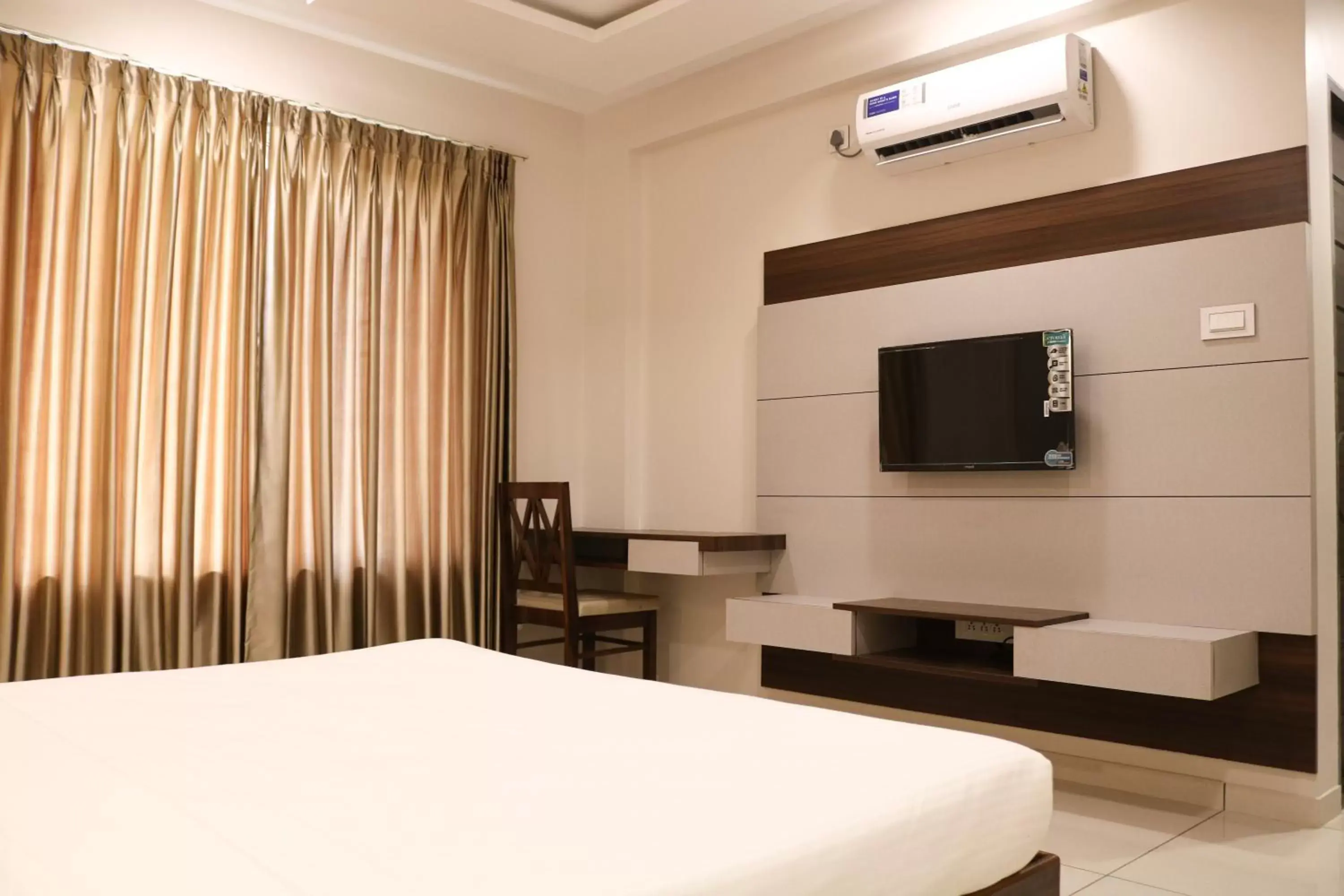 Deluxe Double Room in Hotel Grand Indu, 3 Star Kolhapur Deluxe Double Room in Hotel Grand Indu, 3 Star Kolhapur