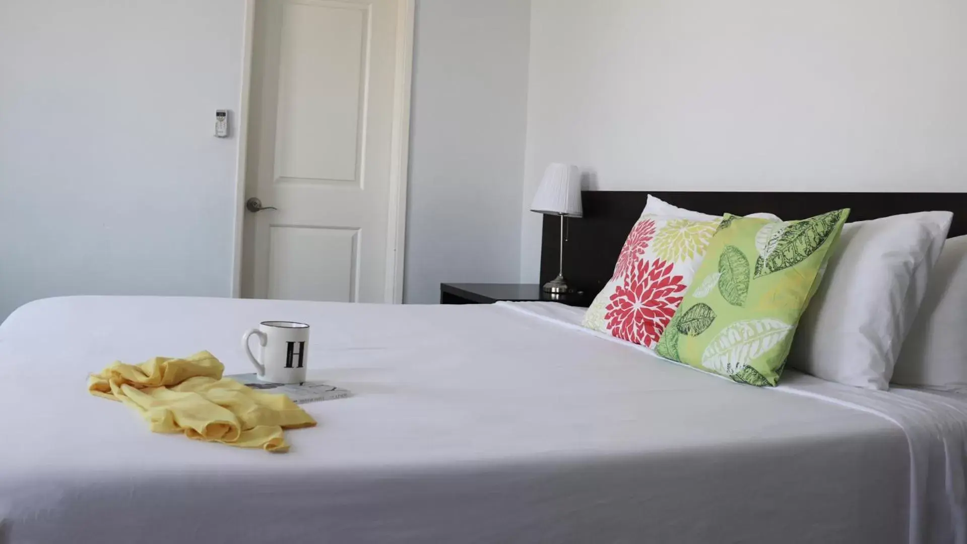 Deluxe King Suite in Hometel Suites Deluxe King Suite in Hometel Suites