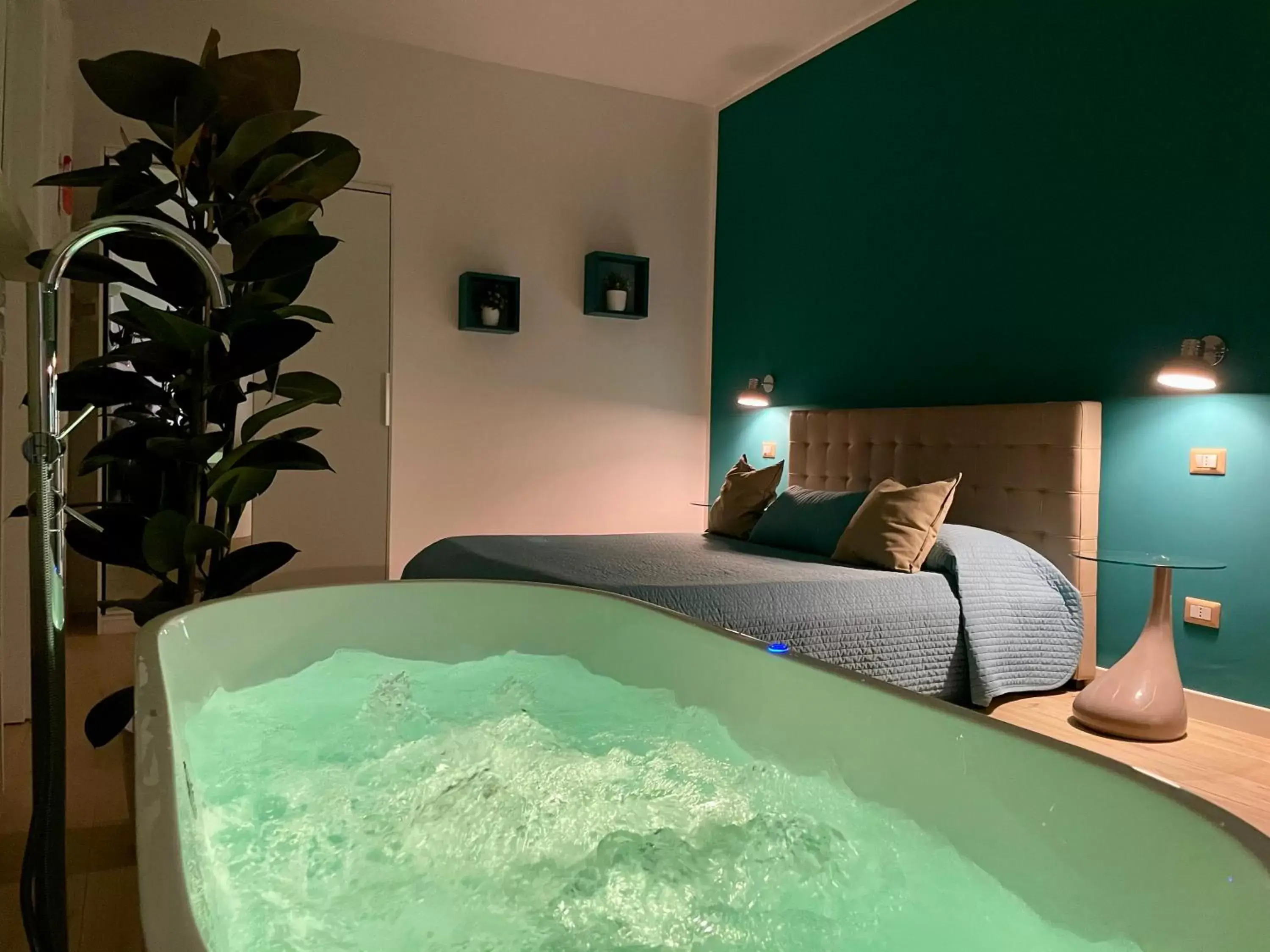 Double Room with Spa Bath in Le Coq Suites Double Room with Spa Bath in Le Coq Suites