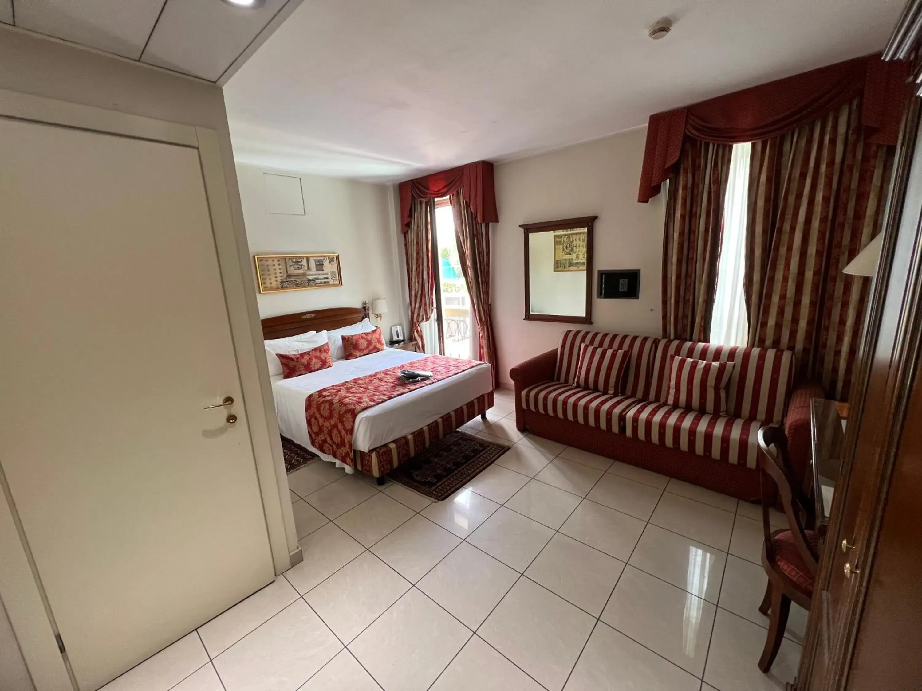 Comfort Quadruple Room in Hotel Villa Savoia Comfort Quadruple Room in Hotel Villa Savoia