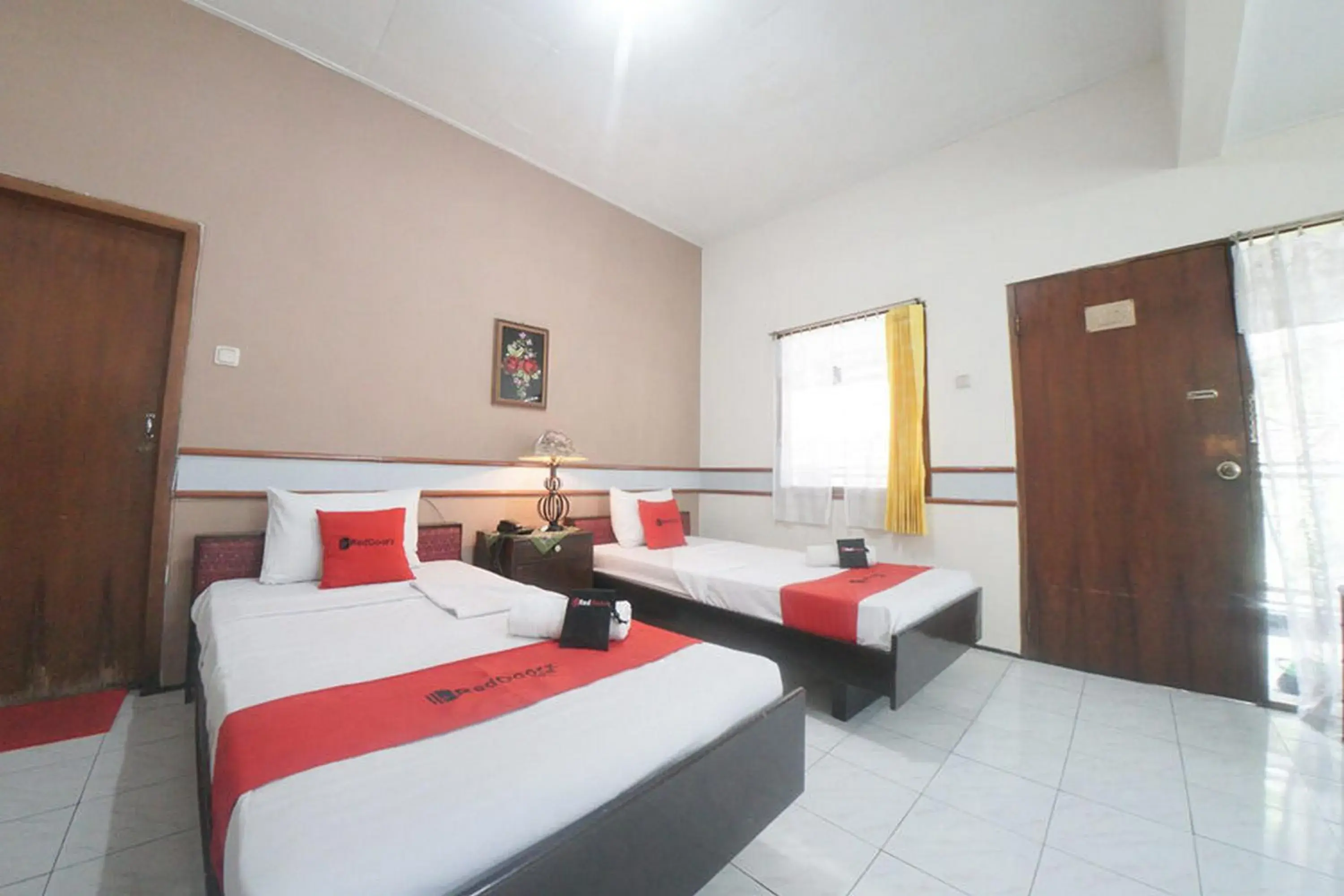 Twin Room in RedDoorz near Balai Kota Malang Twin Room in RedDoorz near Balai Kota Malang