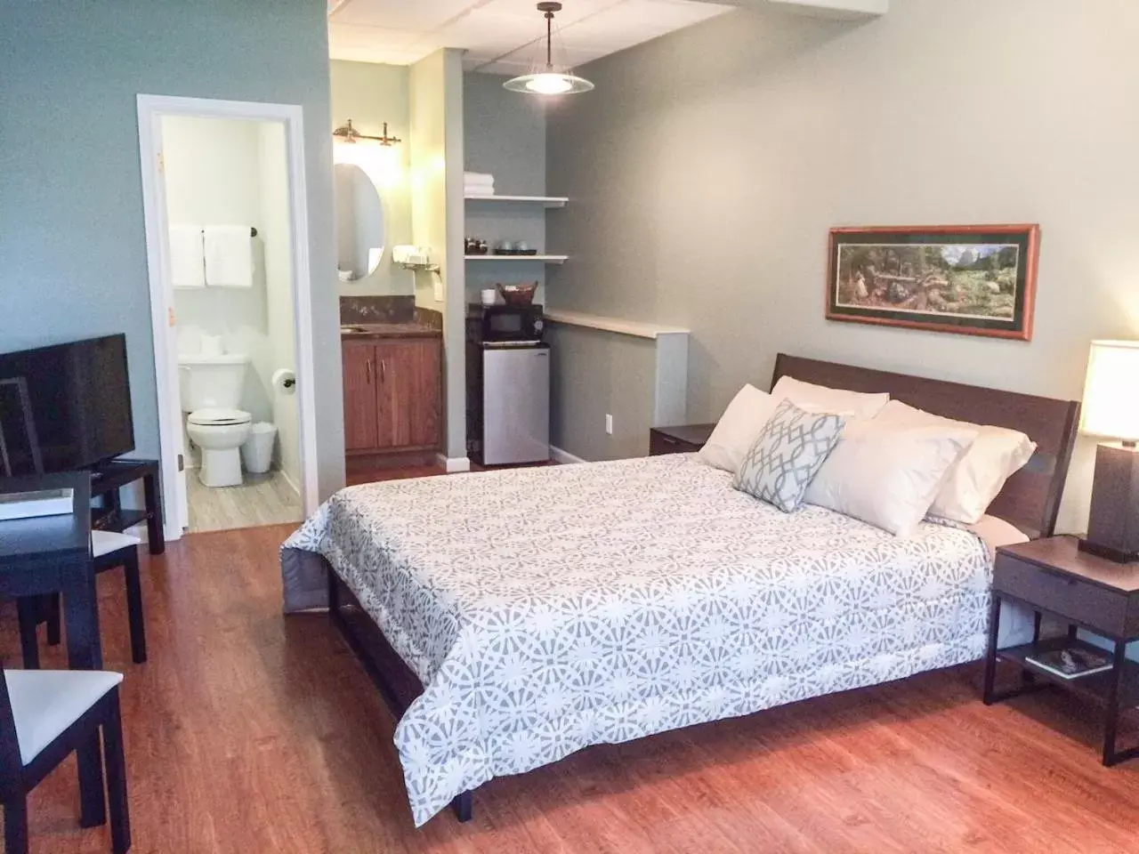 Queen Room with Sofa Bed in Trailhead Lodging Queen Room with Sofa Bed in Trailhead Lodging