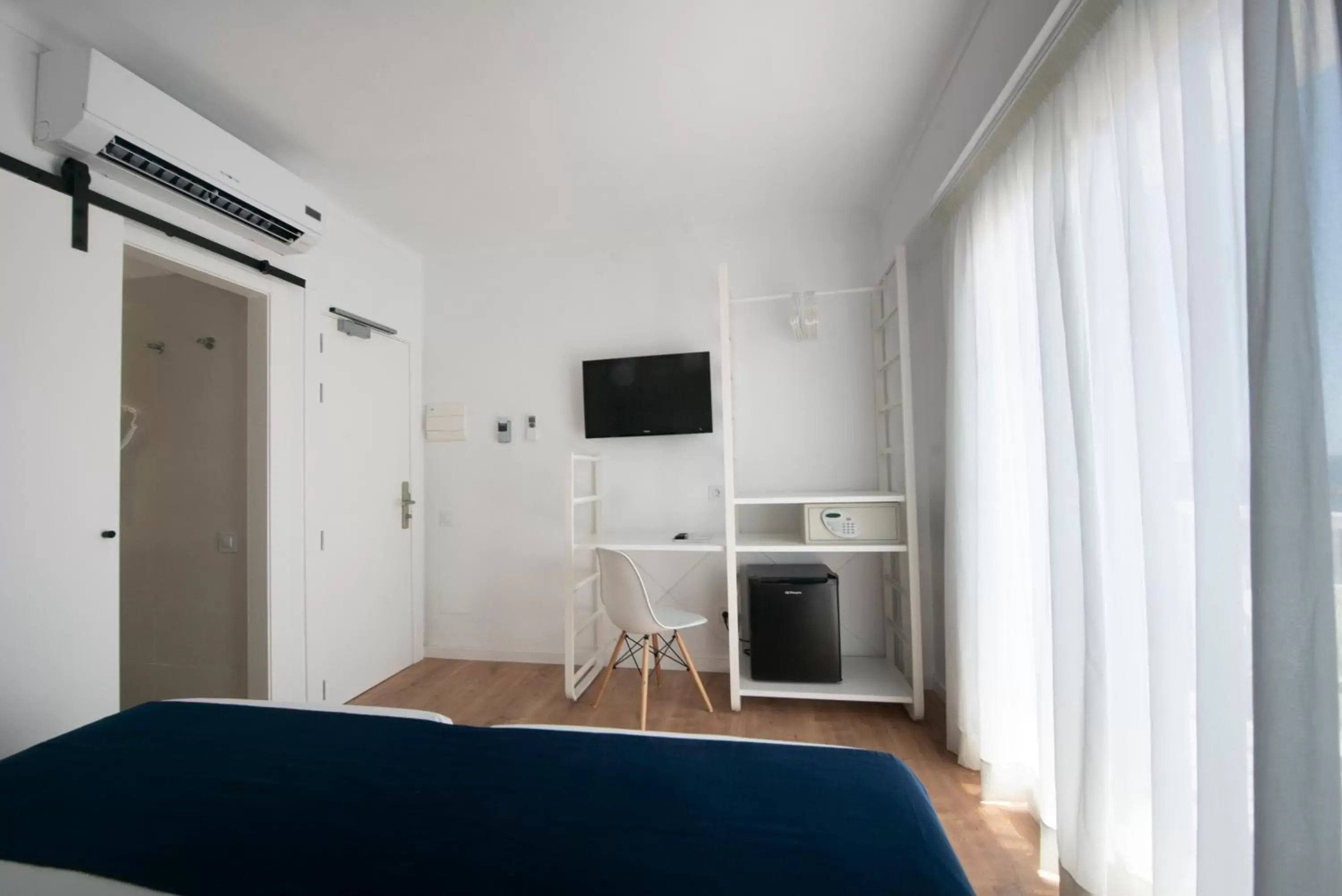 Twin Room with Balcony in Hostal Blanca Twin Room with Balcony in Hostal Blanca