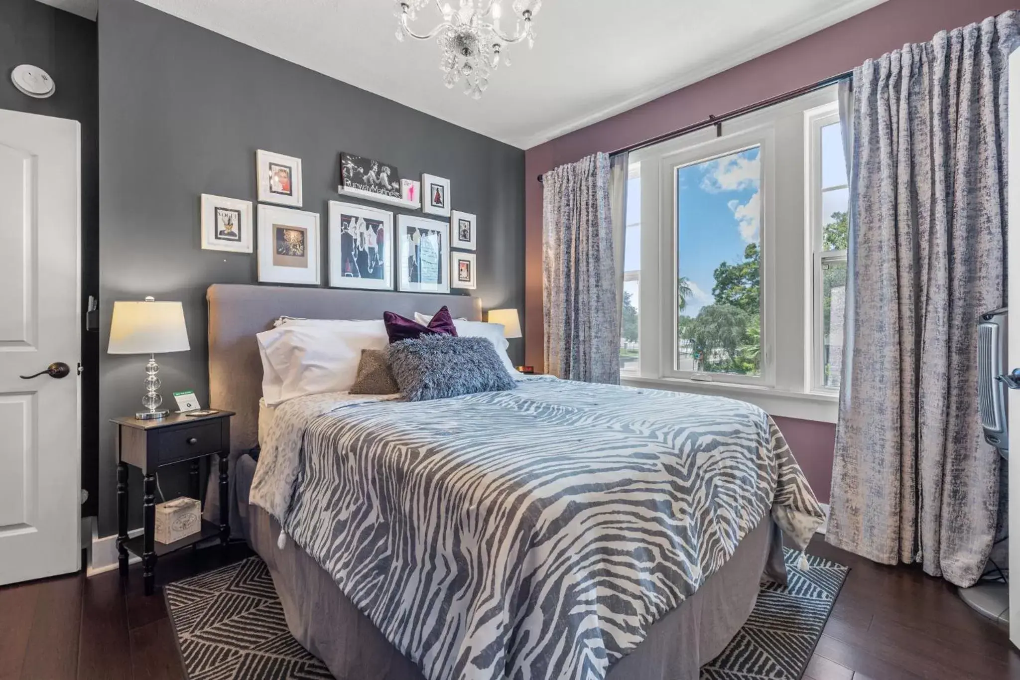 Queen Room in The Kenwood Gables Queen Room in The Kenwood Gables