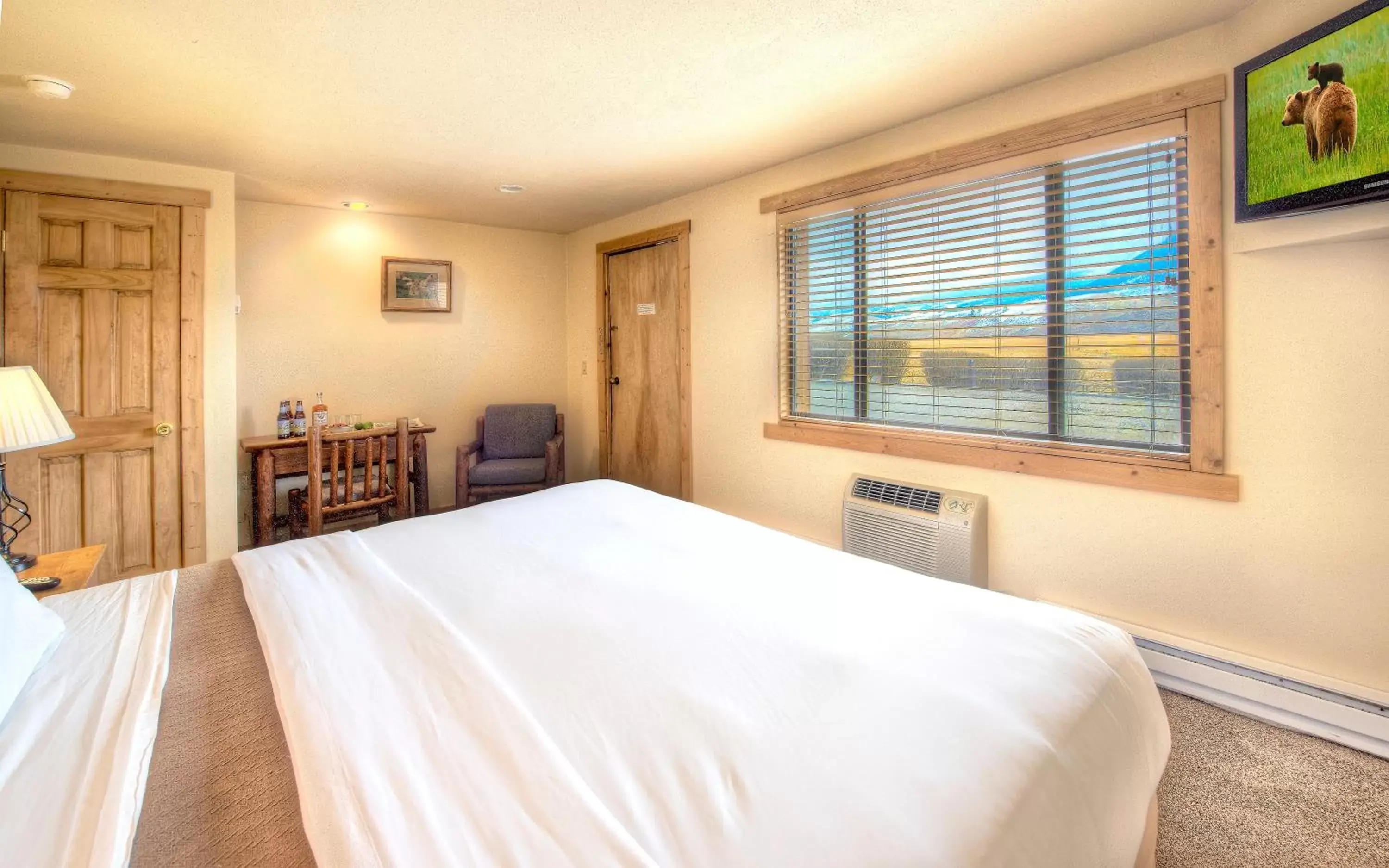 Deluxe Patio w/Kitchenette 1 King in Elk Refuge Inn Deluxe Patio w/Kitchenette 1 King in Elk Refuge Inn