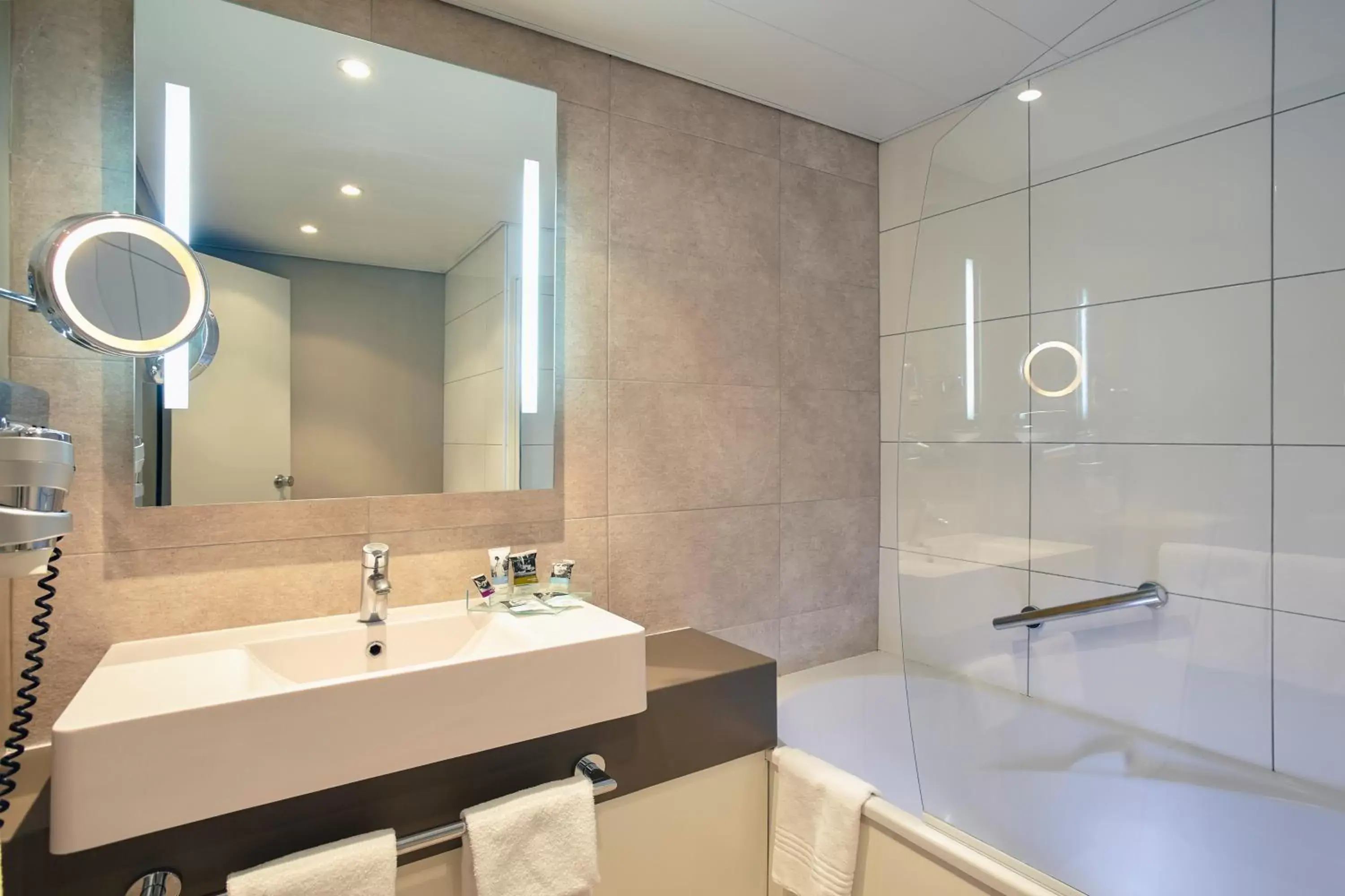 Standard Double Room in Mercure Paris Sud Les Ulis-Courtaboeuf Standard Double Room in Mercure Paris Sud Les Ulis-Courtaboeuf