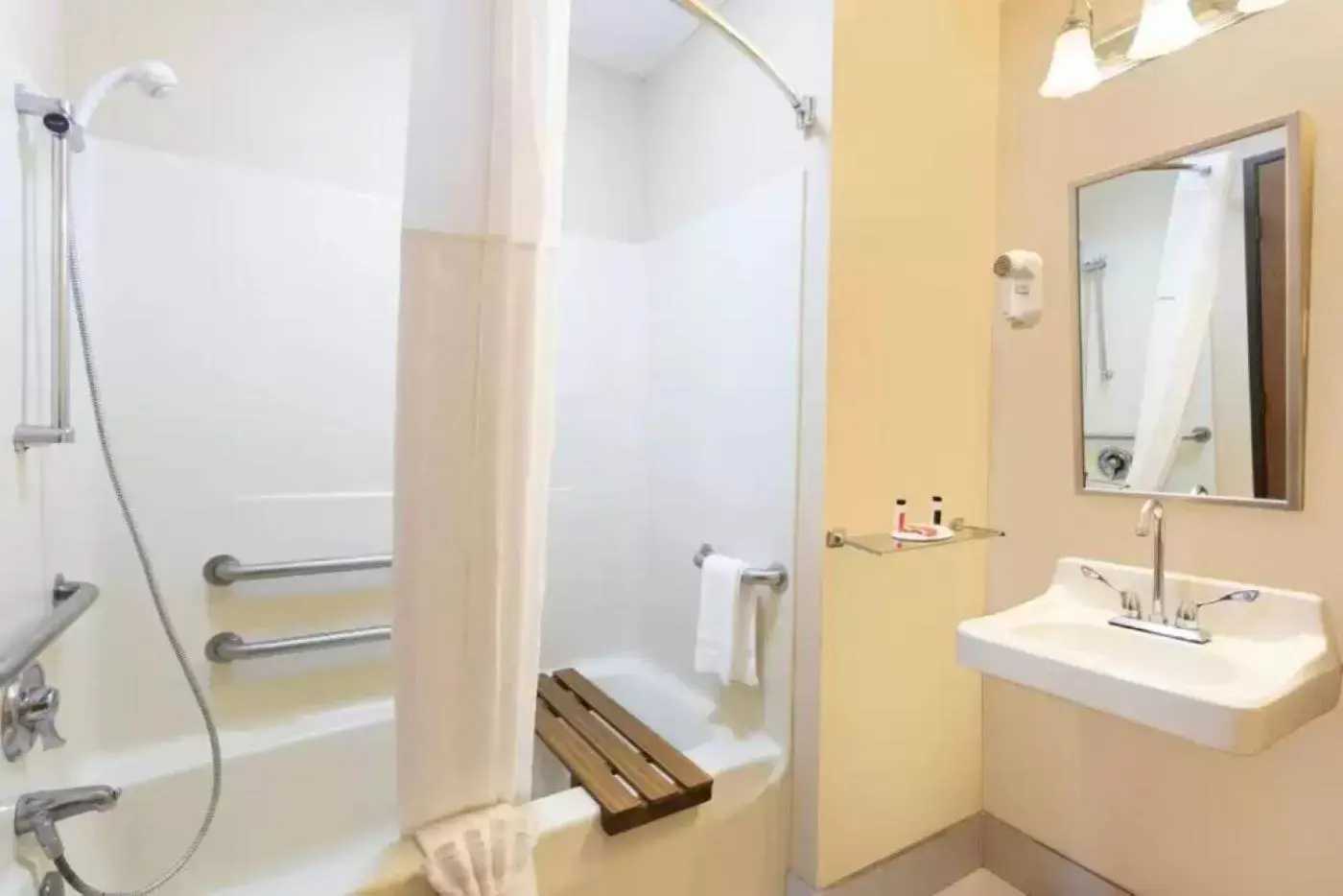 King Room - Accessible/Non Smoking in Clarion Pointe Harrodsburg-Danville King Room - Accessible/Non Smoking in Clarion Pointe Harrodsburg-Danville