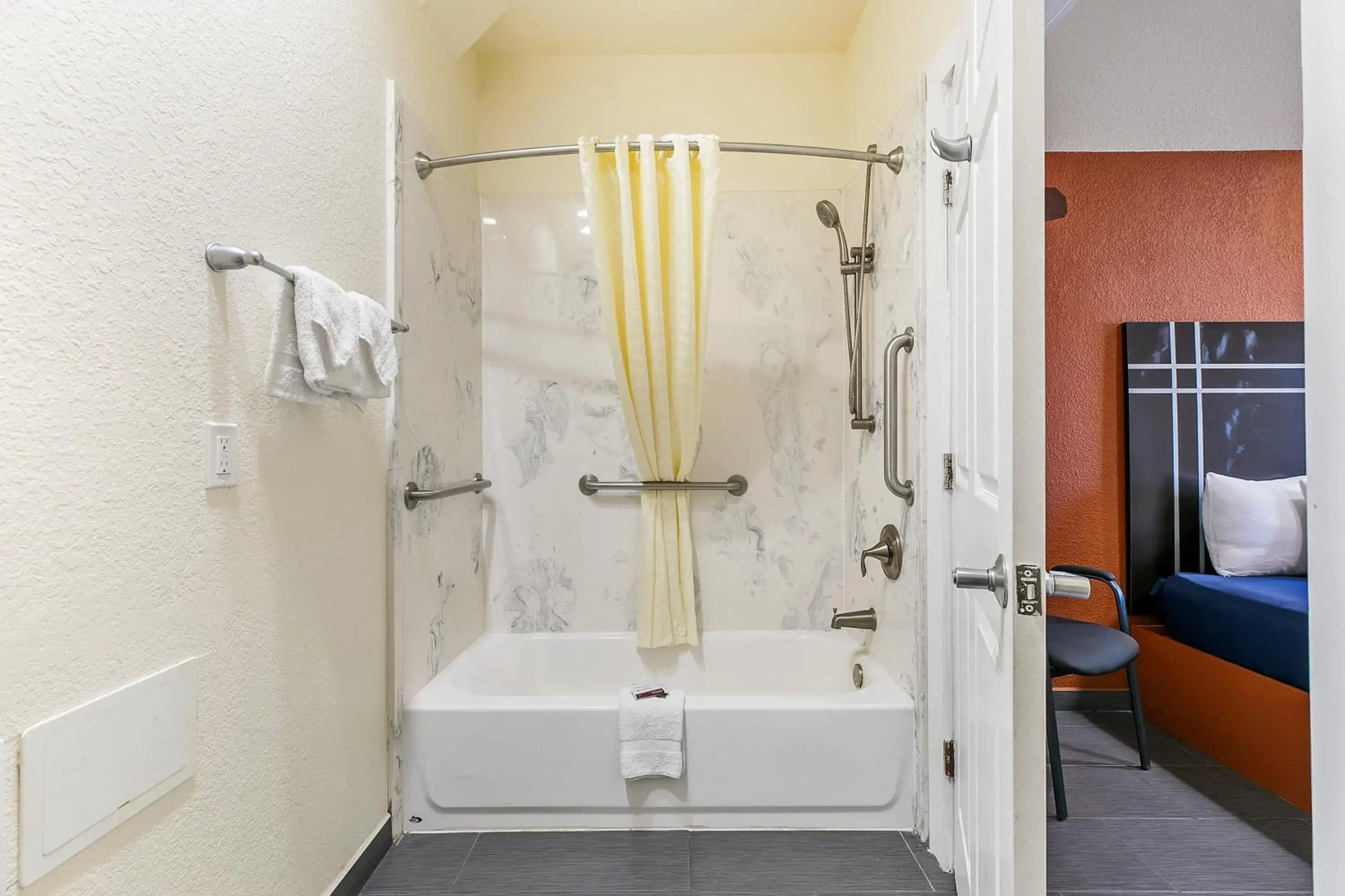 King Room - Disability Access in Lighthouse Inn King Room - Disability Access in Lighthouse Inn