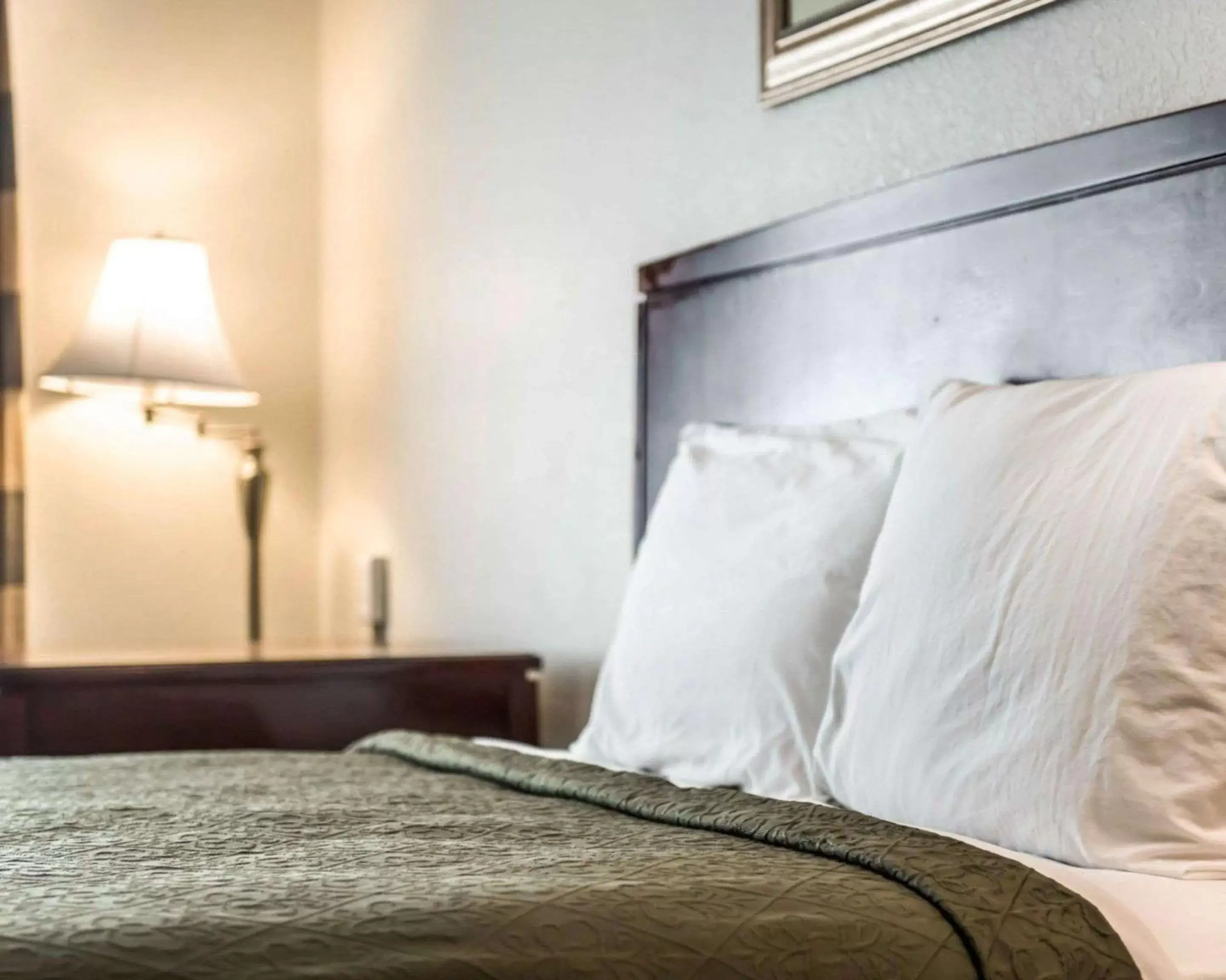 Queen Room - Accessible/Non-Smoking/First Floor in Econo Lodge Queen Room - Accessible/Non-Smoking/First Floor in Econo Lodge