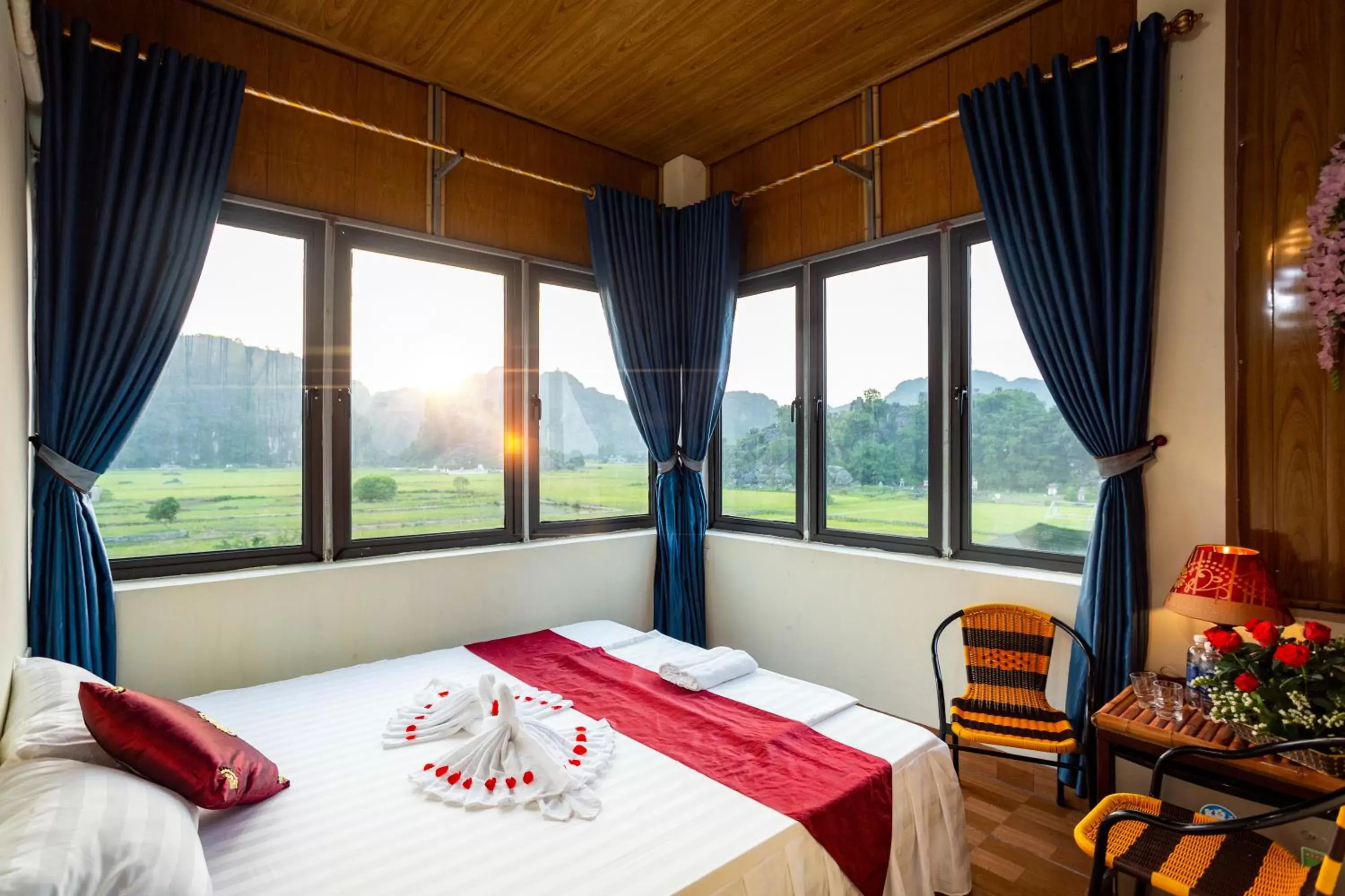 Standard Queen Room in Hang Mua Central Homestay Standard Queen Room in Hang Mua Central Homestay