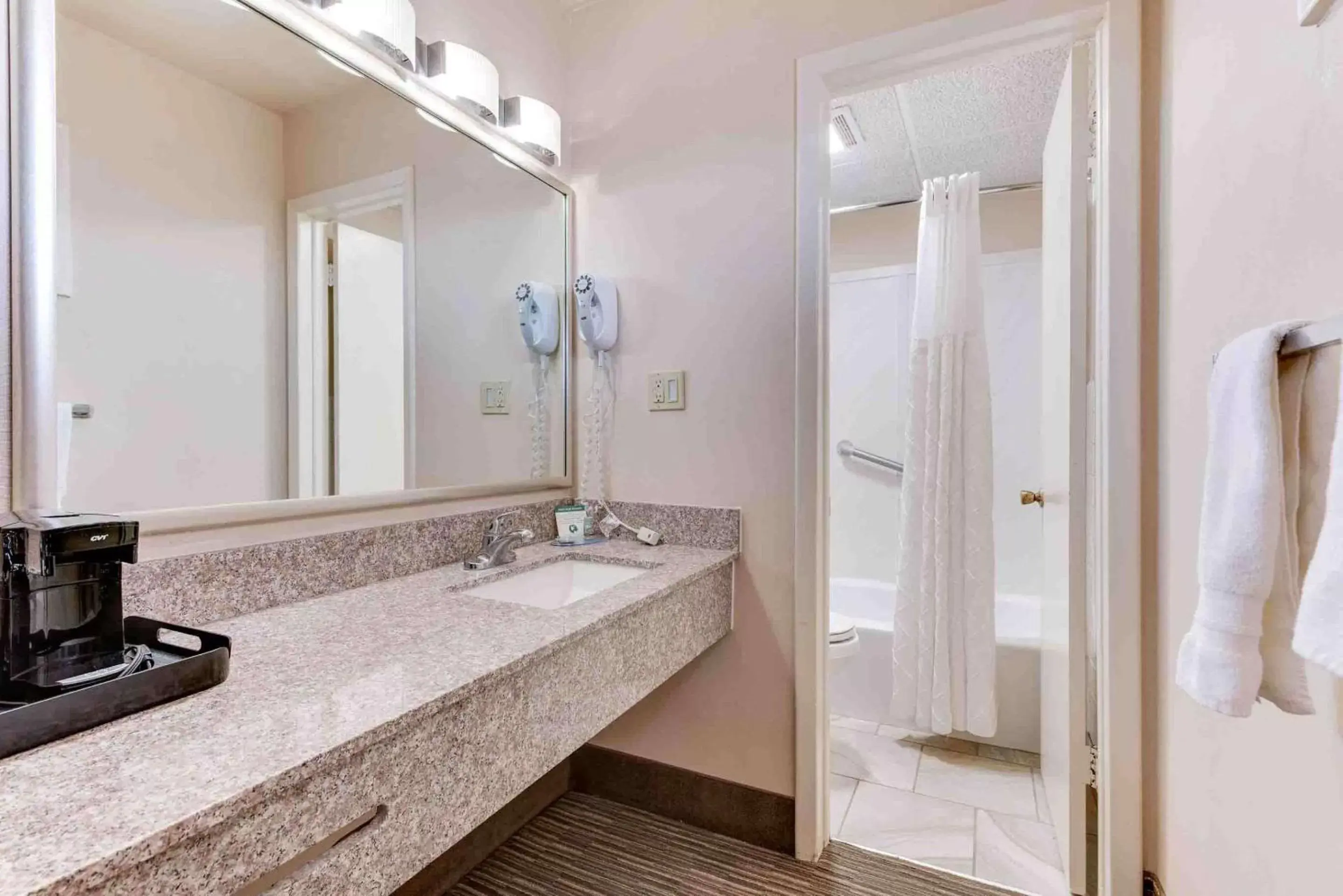 Double Room with Two Double Beds - Non-Smoking in Best Western Movie Manor Double Room with Two Double Beds - Non-Smoking in Best Western Movie Manor