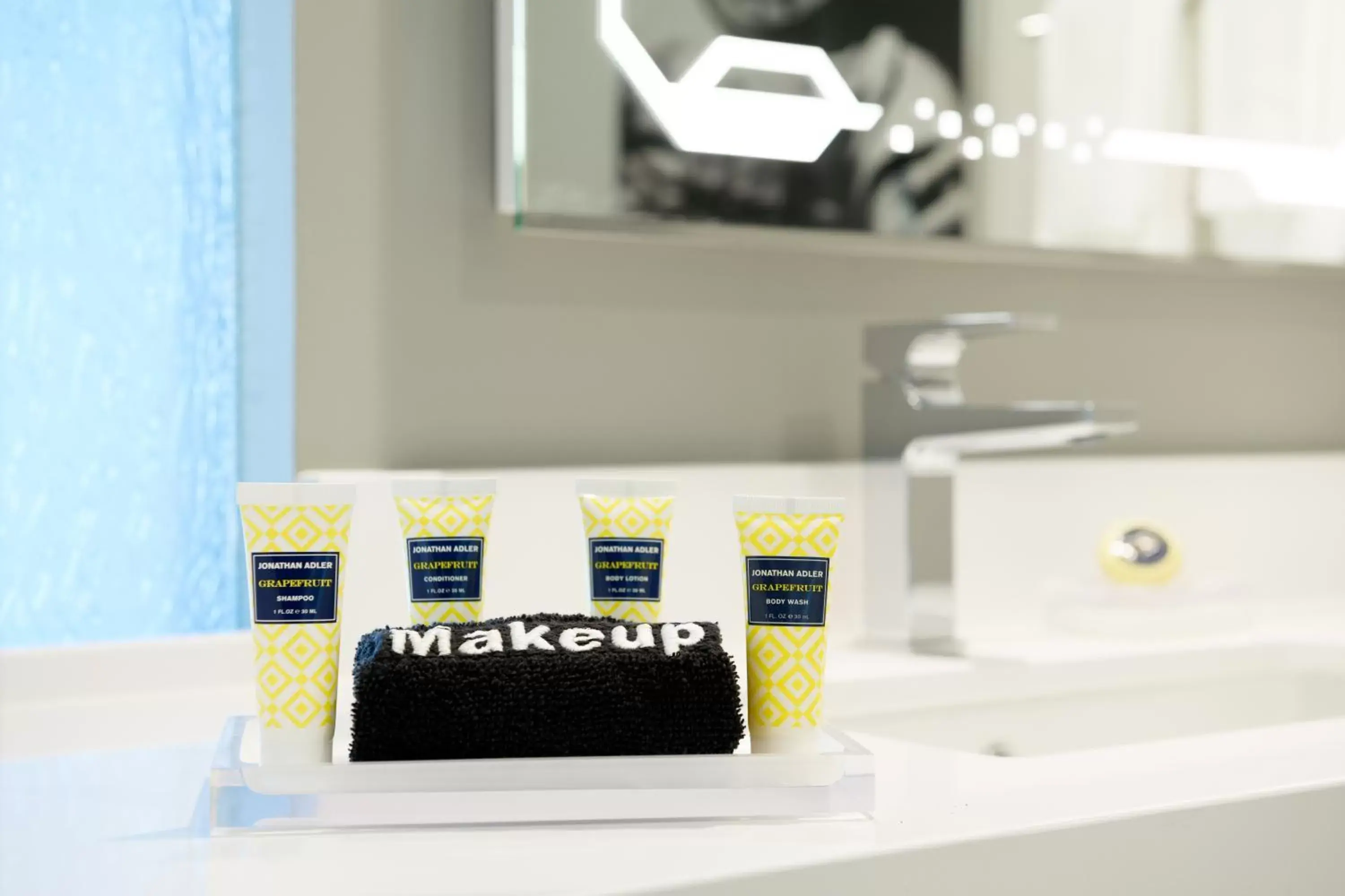 Deluxe King Room - Hearing Accessible in Astra Hotel, Seattle, a Tribute Portfolio Hotel Deluxe King Room - Hearing Accessible in Astra Hotel, Seattle, a Tribute Portfolio Hotel