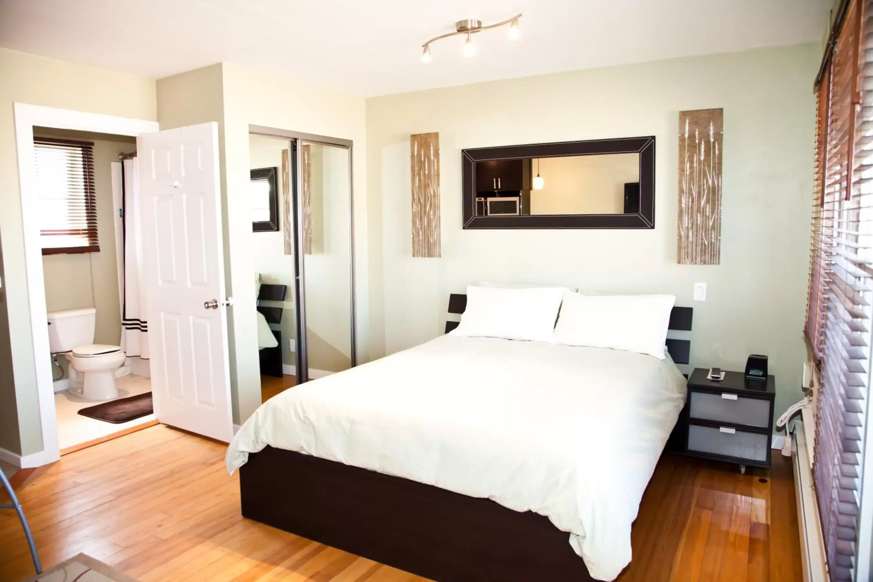 Queen Room with Kitchen - Pet Friendly in The Flagstone Boutique Inn & Suites Queen Room with Kitchen - Pet Friendly in The Flagstone Boutique Inn & Suites