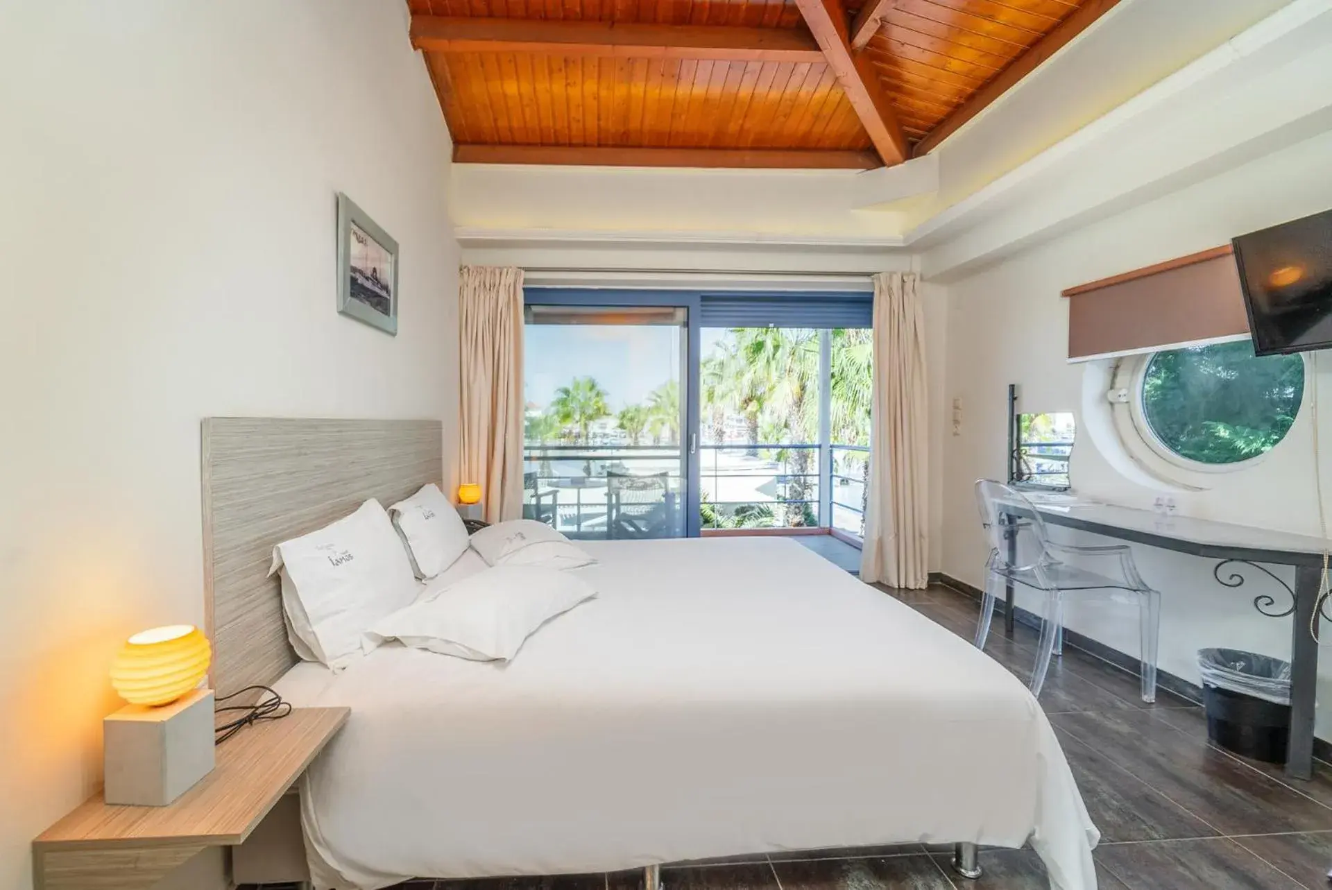 Superior Room with Sea View in Ianos Hotel Superior Room with Sea View in Ianos Hotel