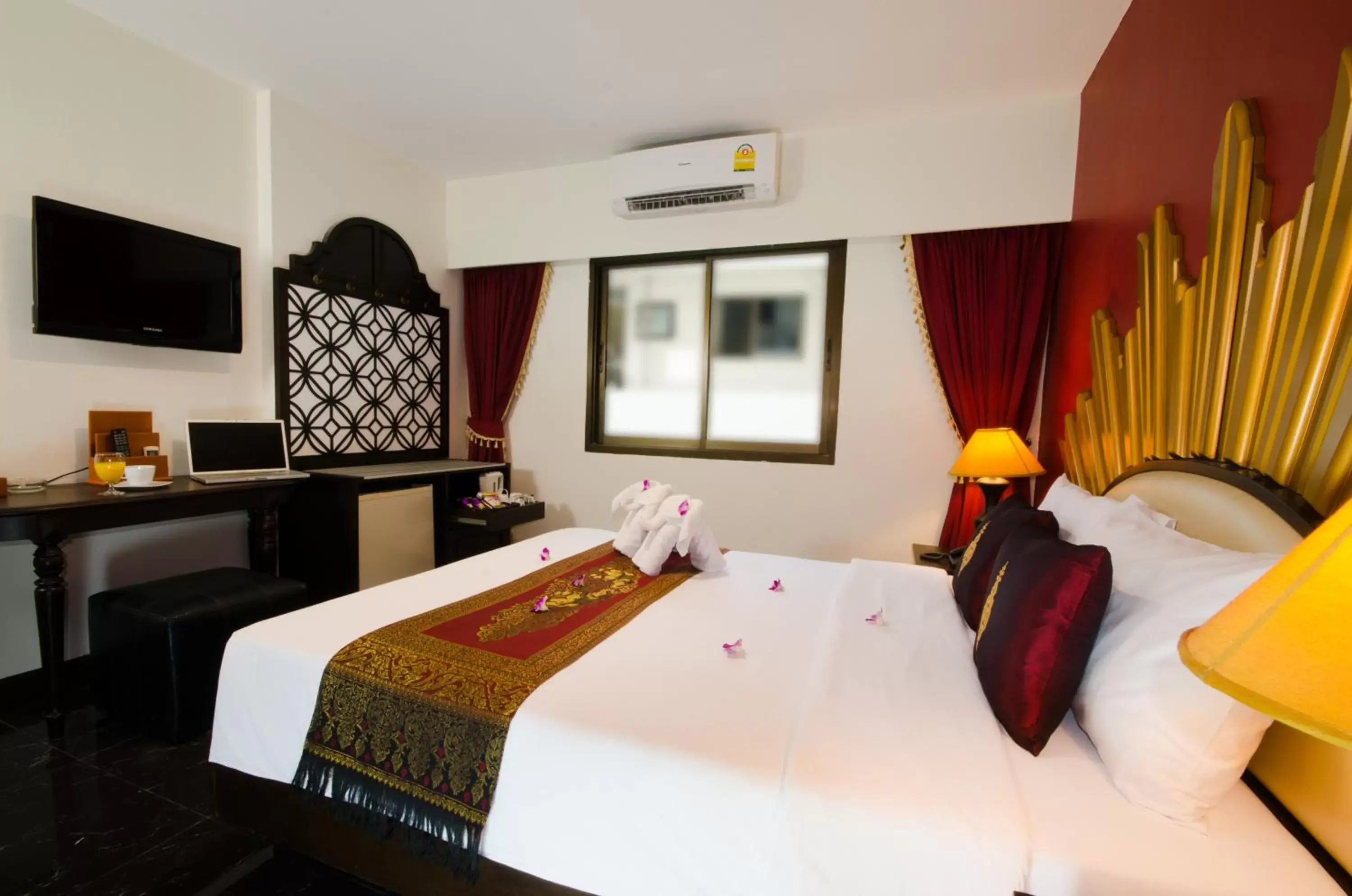 Scarlet Double Room in Khaosan Palace Hotel Scarlet Double Room in Khaosan Palace Hotel