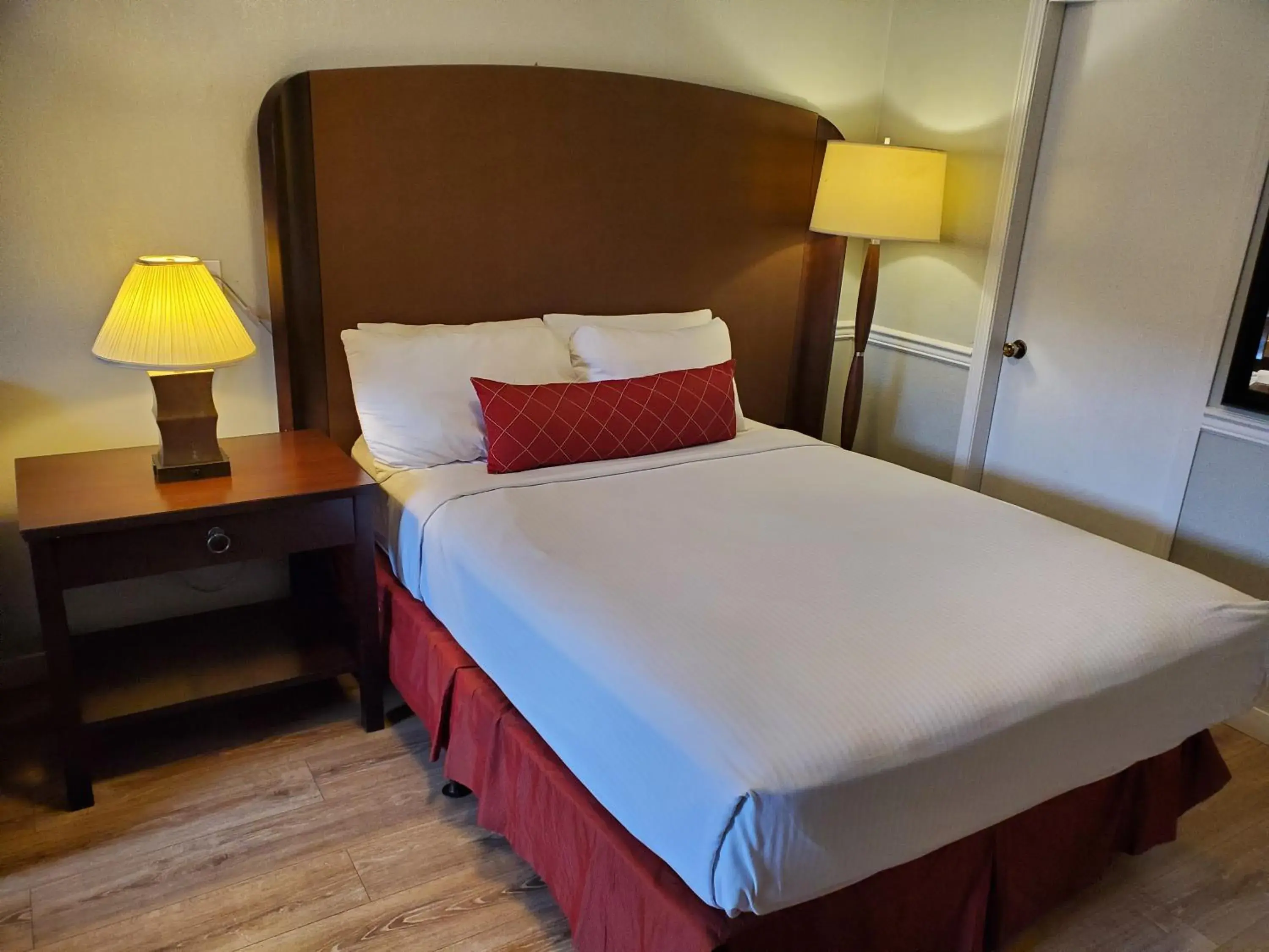 Queen Room in Alpine Inn Abbotsford Queen Room in Alpine Inn Abbotsford