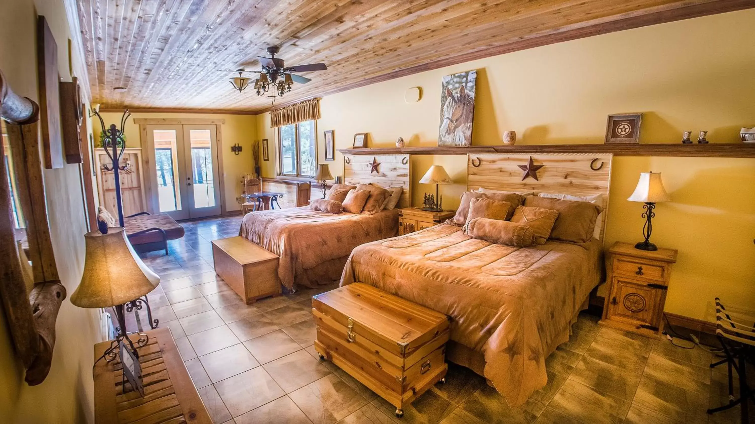 Deluxe Queen Suite - Non-Smoking in Elktrace Bed and Breakfast Deluxe Queen Suite - Non-Smoking in Elktrace Bed and Breakfast