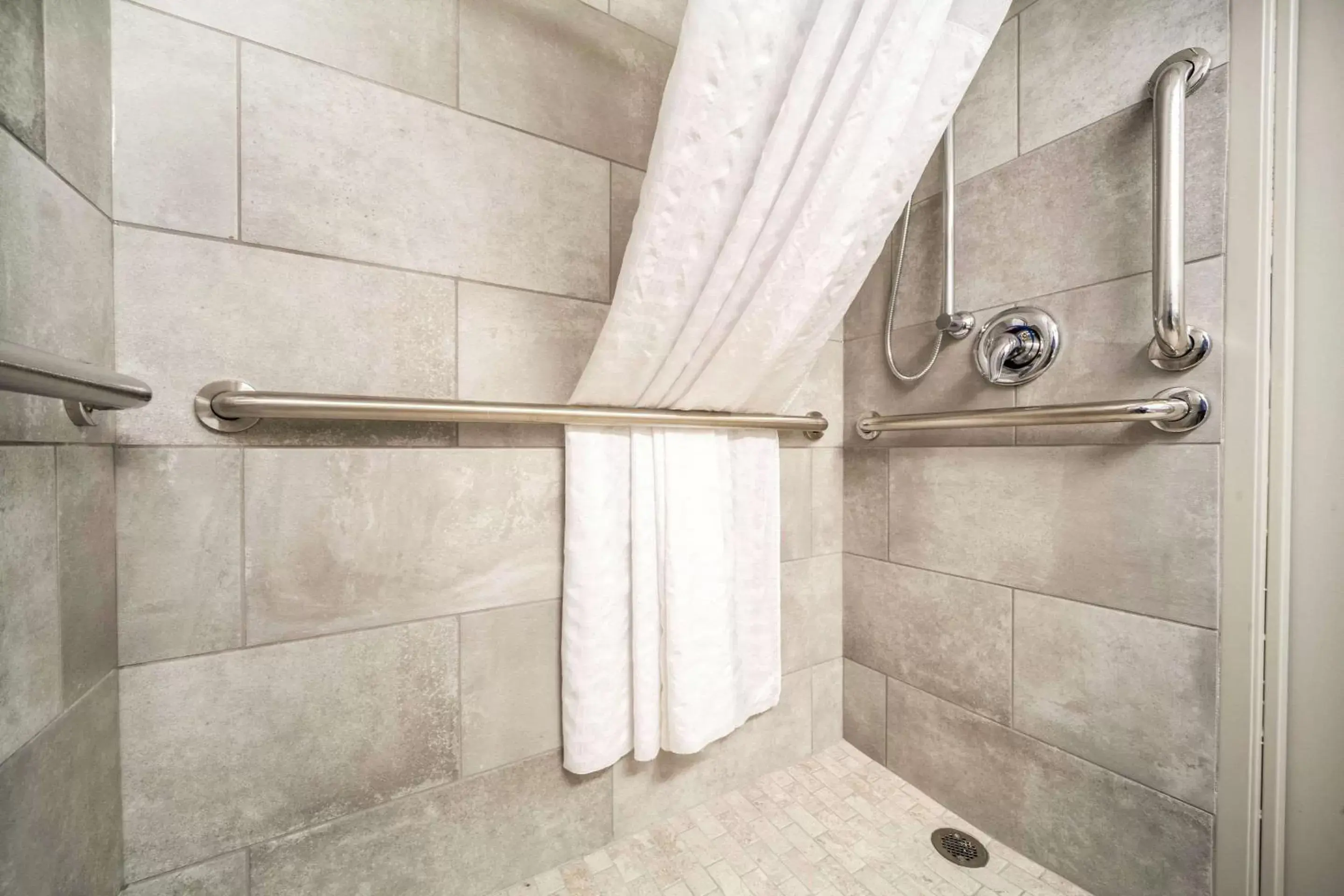 Efficiency King Room with Roll-In Shower - Disability Access/Non Smoking in Suburban Studios I-80 Grand Island Efficiency King Room with Roll-In Shower - Disability Access/Non Smoking in Suburban Studios I-80 Grand Island